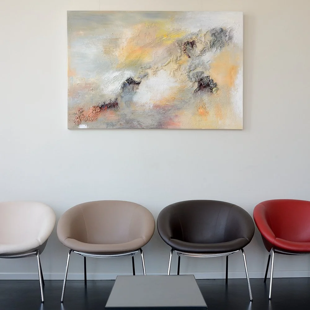 Moderner Wartebereich mit Sitzgruppe und Kunstwerk – Unternehmensreportage der Praxisräume in Bonn.