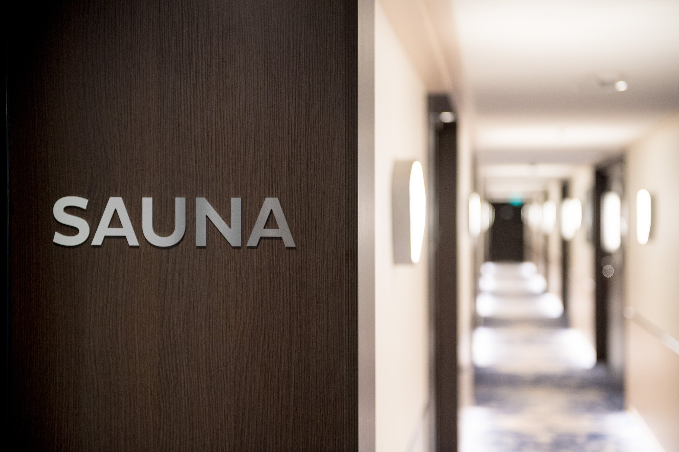 Hinweisschild „Sauna“ im Flur eines Hotels – Wellnessfotografie in Königswinter.