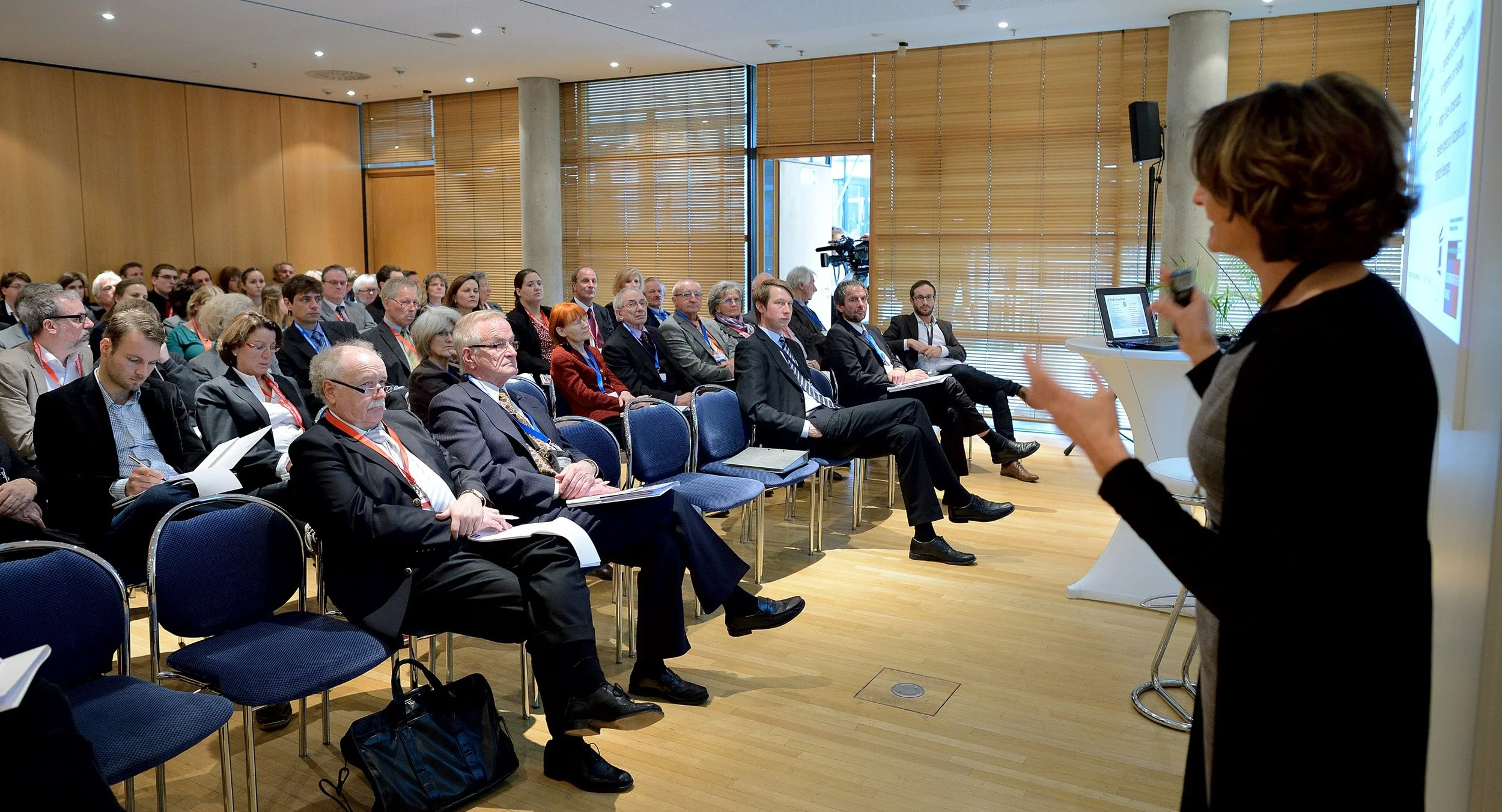 Referentin vor dem Plenum während einer Session im WCCB Bonn – Tagungsfotografie für Kongresse und Konferenzen.