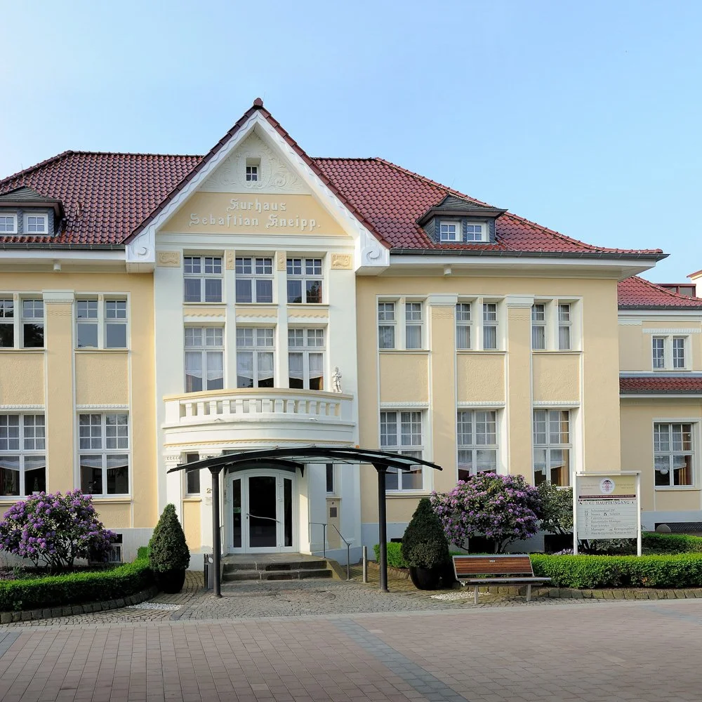 Historische Villa mit heller Fassade und Gartenanlage – Architektur- und Hotelfotografie