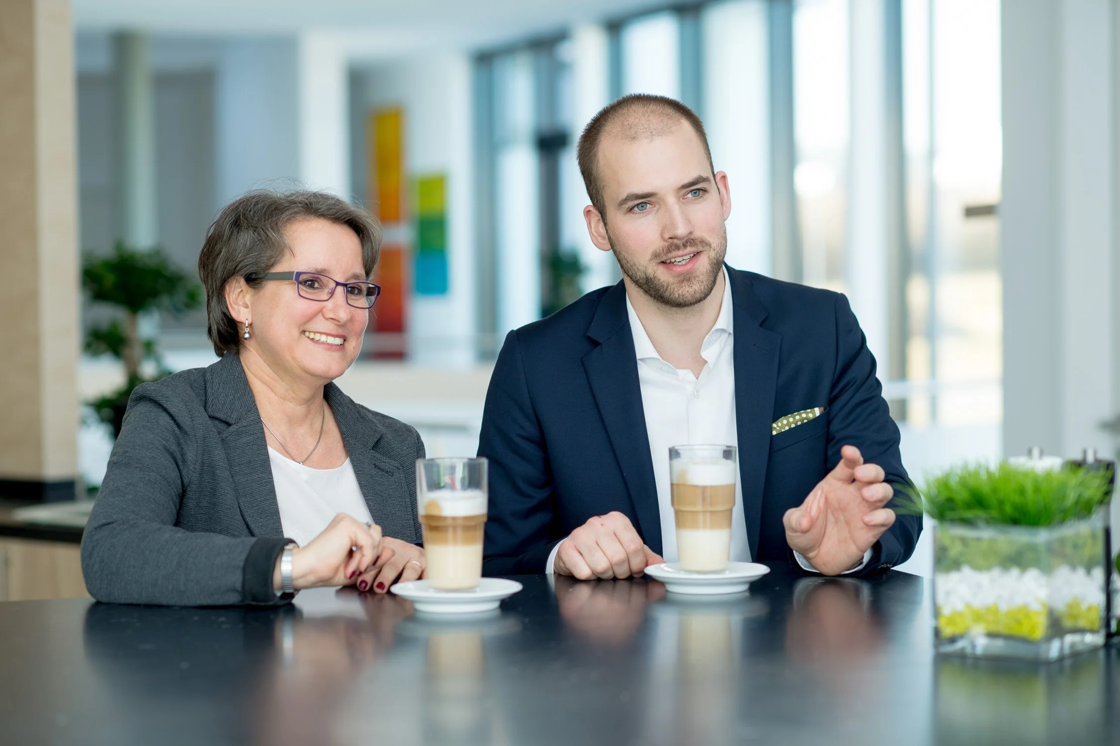 Mitarbeiter im Gespräch bei einem Business-Meeting – authentische Unternehmensfotografie in Köln und Bonn.