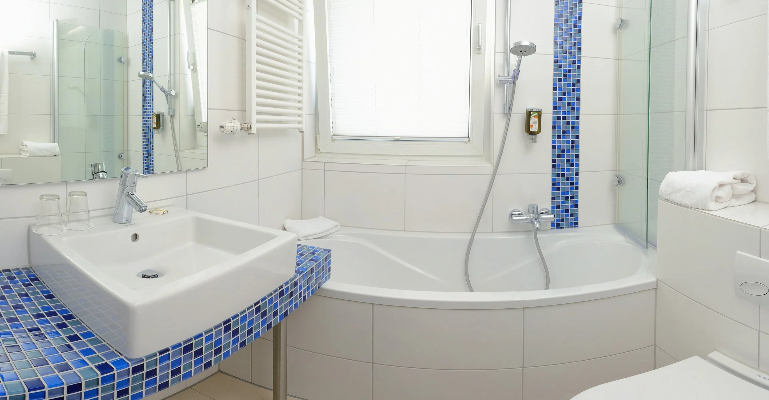 Badezimmer mit Badewanne und blauen Mosaikfliesen – Badezimmer-Fotografie in Königswinter.
