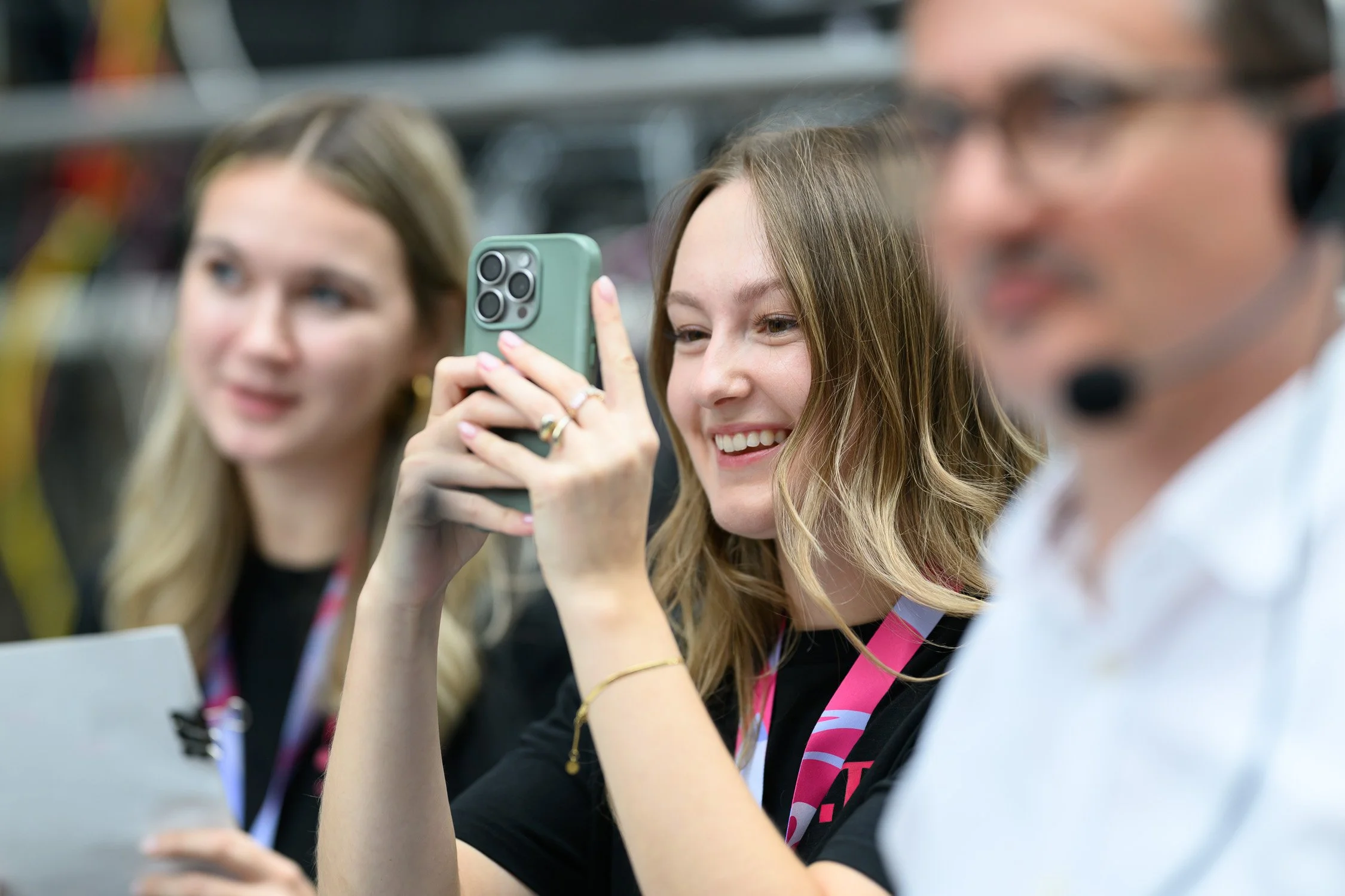 Gut gelauntes Orga-Team bei einer Telekom-Tagung in Bonn – Eventfotografie mit Details am Rande.