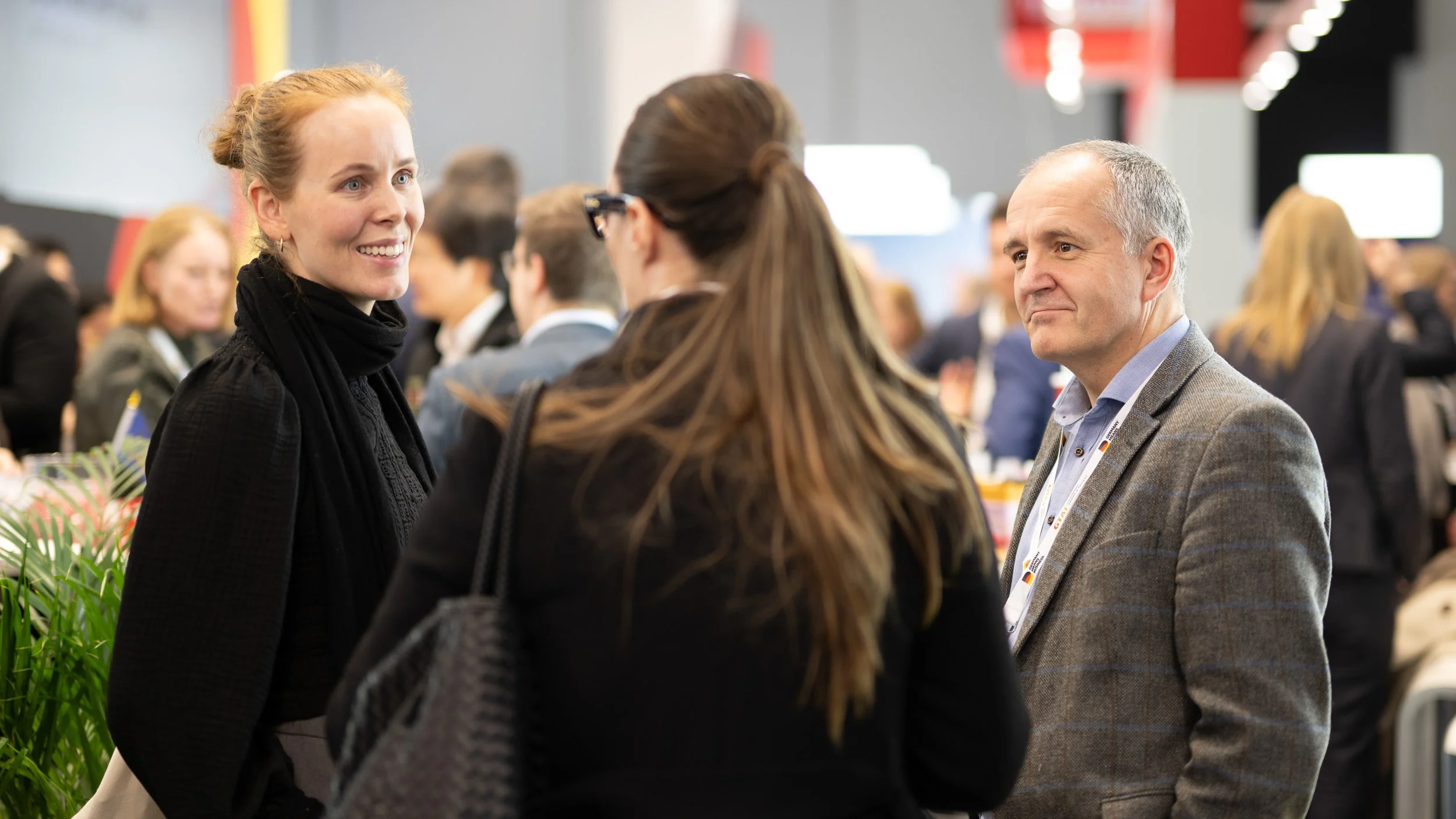 Messefotograf in Köln auf der dmexco – Gespräch am Messestand