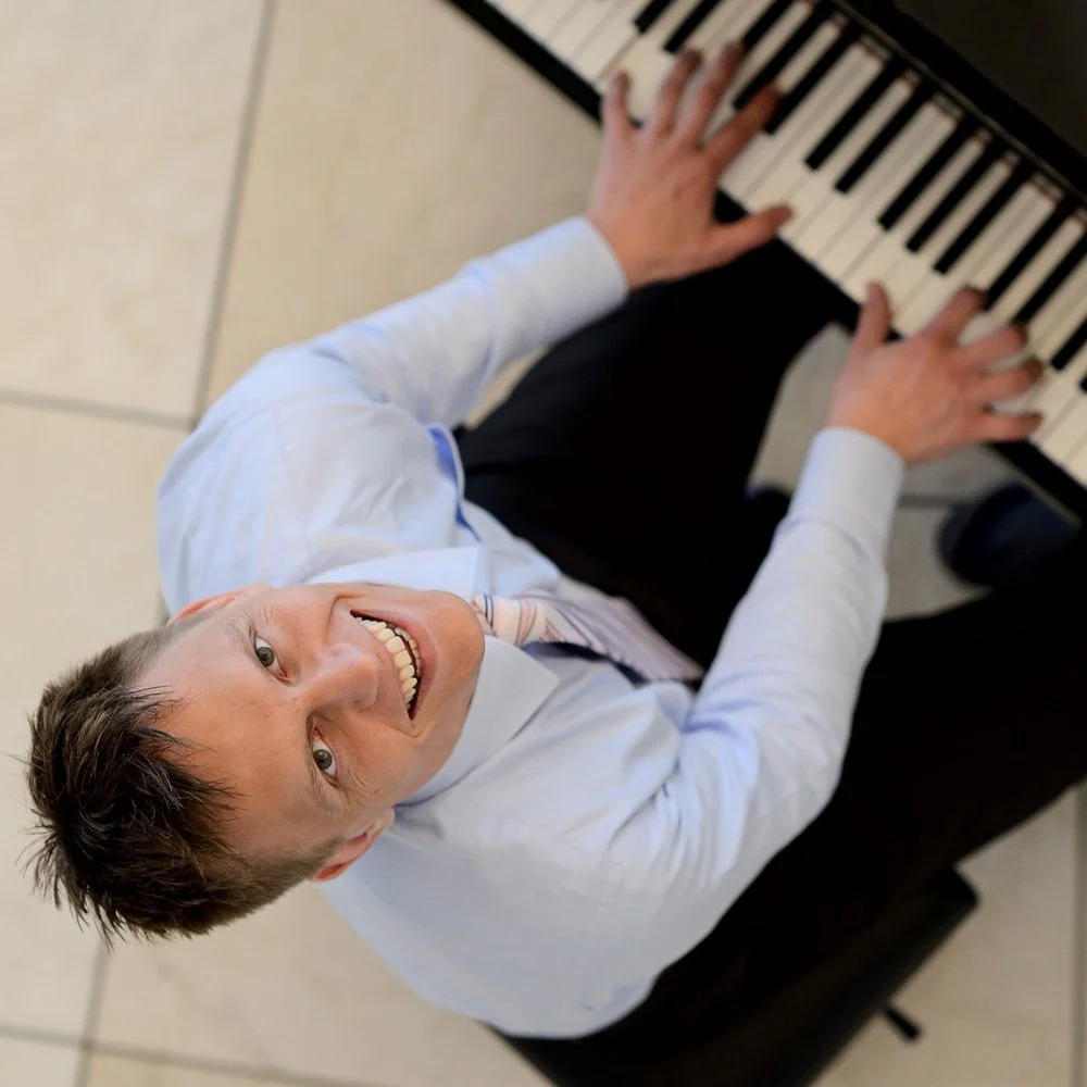 Kreatives Businessportrait eines Pianisten am Flügel – ausdrucksstarke Unternehmensfotografie in Köln und Bonn.