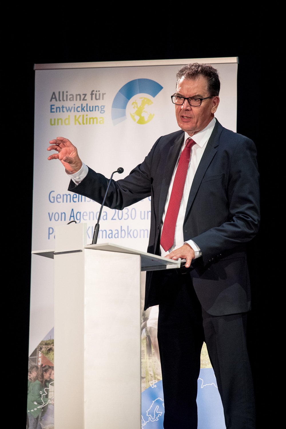 Ministerrede am Pult der Klimakonferenz „Allianz für Entwicklung und Klima" im GOP Bonn – Tagungsfotografie in Bonn.