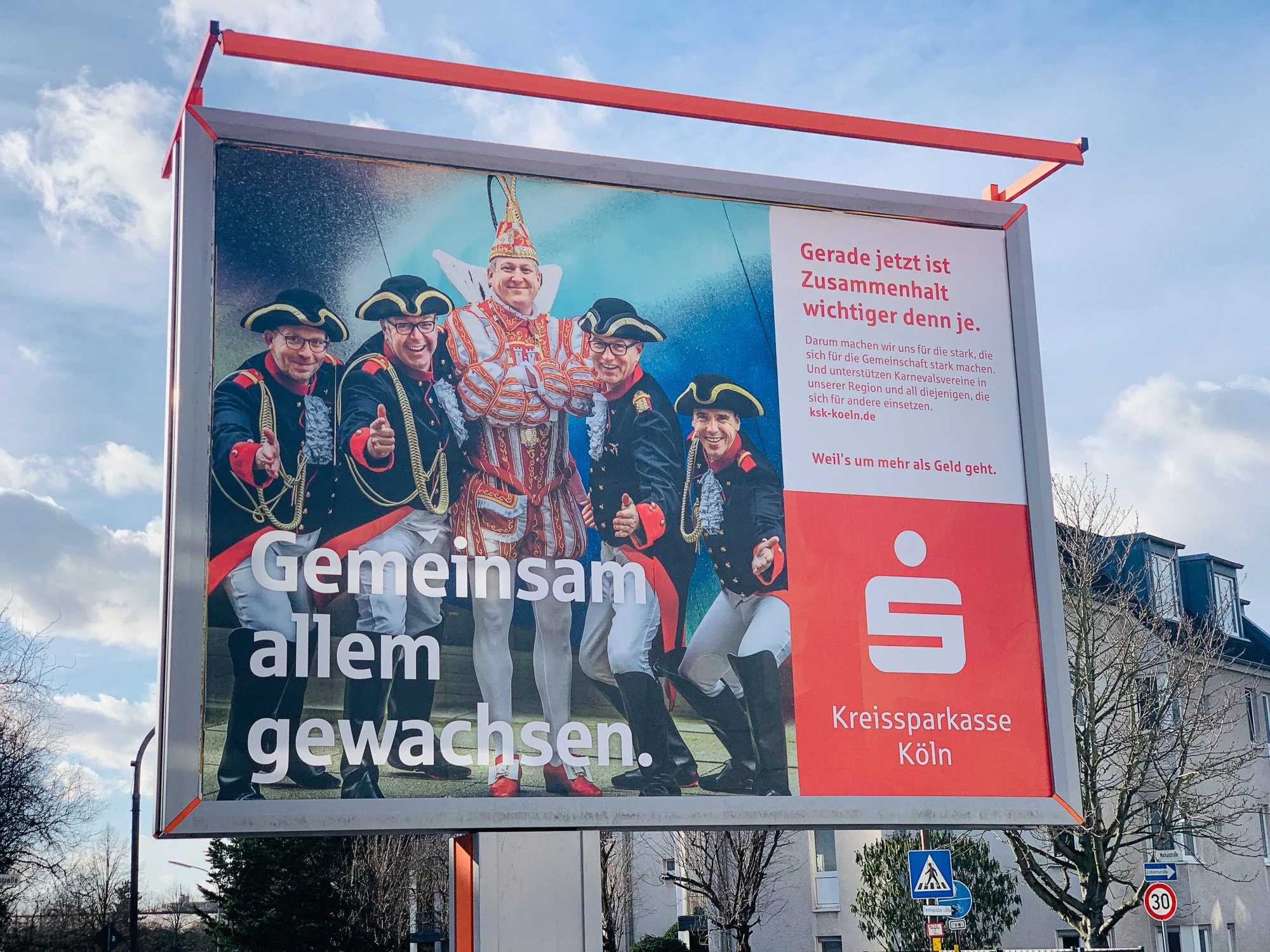 Großflächiges Karnevals-Werbeplakat im Kölner Stadtbild.