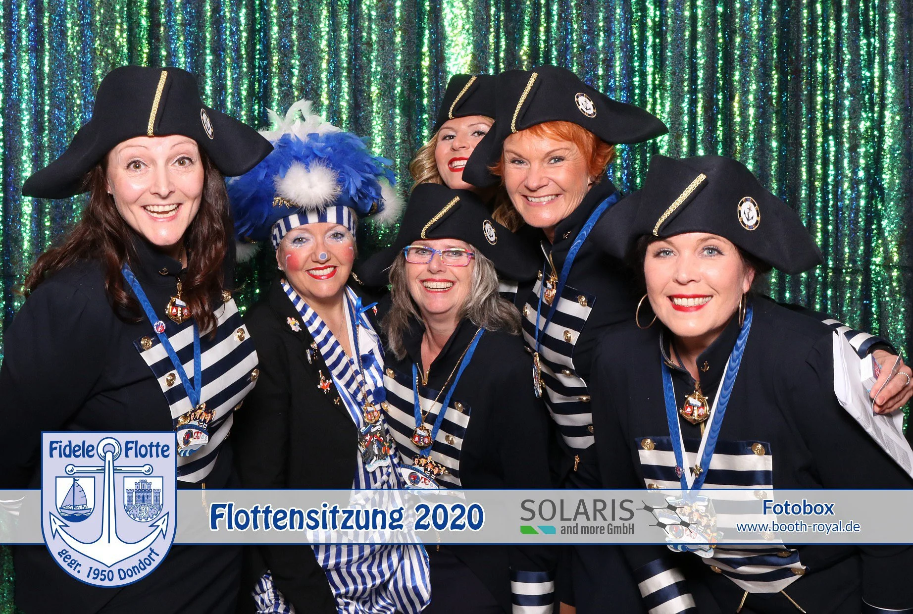 Gruppe in Matrosenkostümen in der Fotobox bei einer Karnevalssitzung