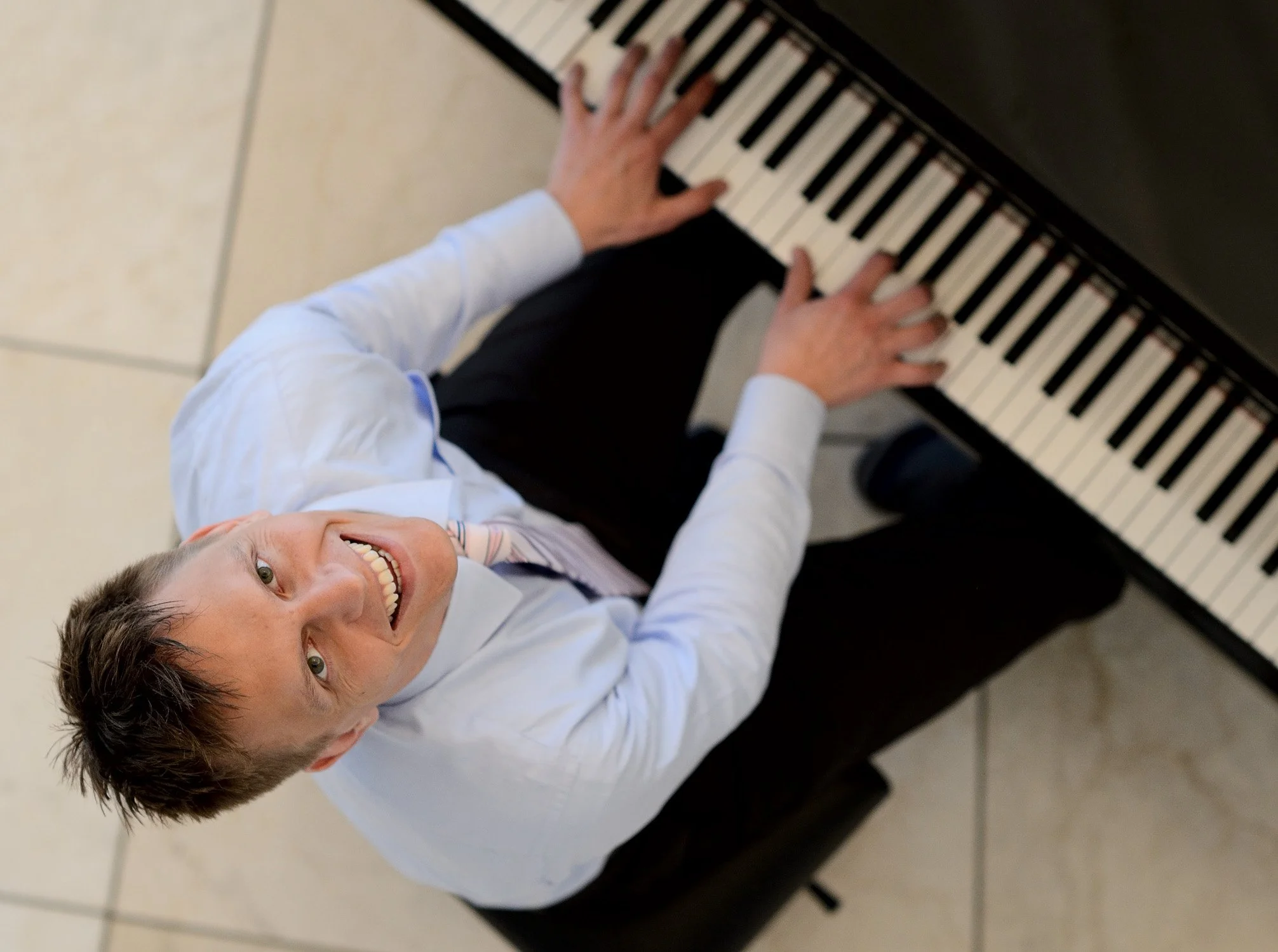 Kreatives Businessportrait eines Pianisten am Flügel – ausdrucksstarke Unternehmensfotografie in Köln und Bonn.
