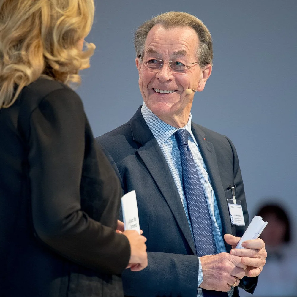 Franz Müntefering, ehemaliger Vizekanzler, im Gespräch bei einem Empfang.