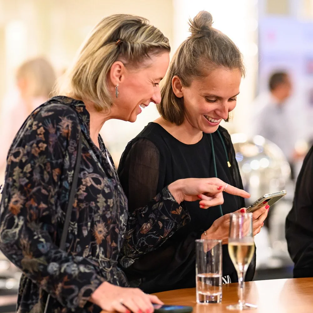 Messefotografie in Düsseldorf – Besucher am Messestand