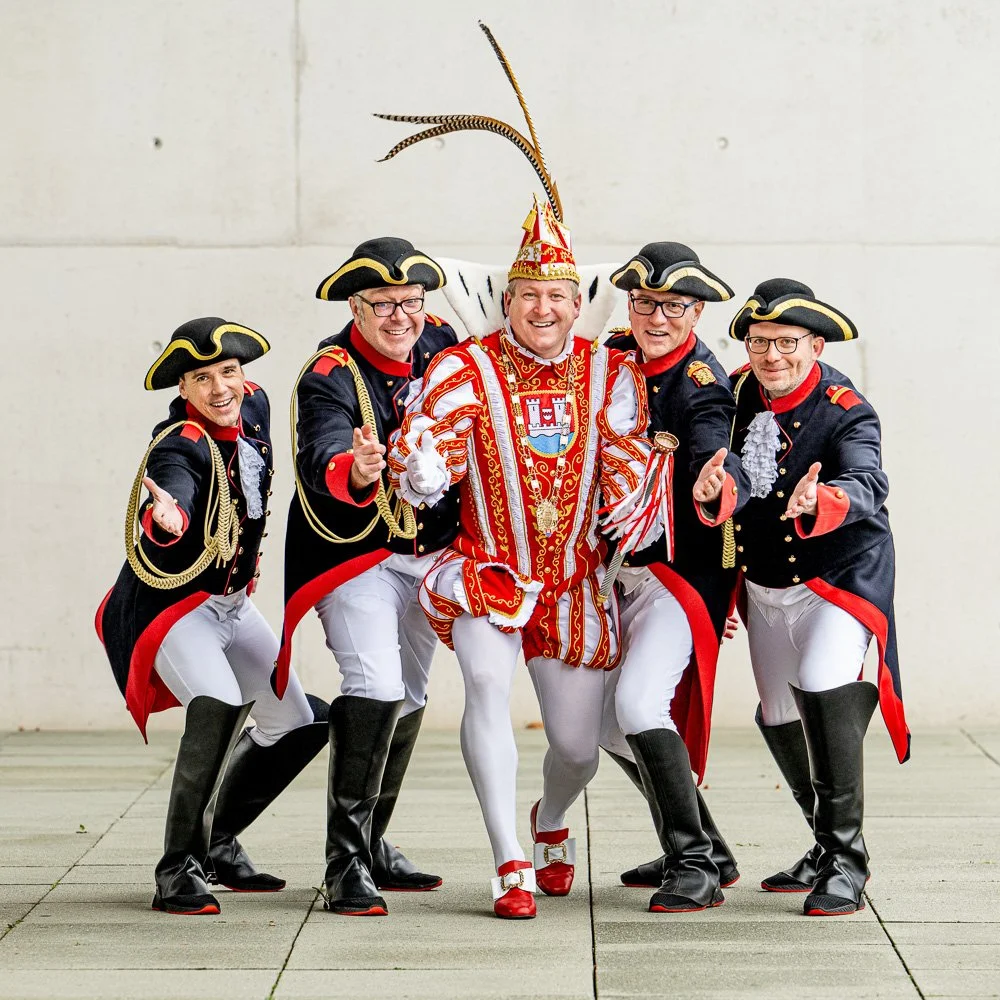 Karnevalsprinz mit Gefolge im Gruppenbild