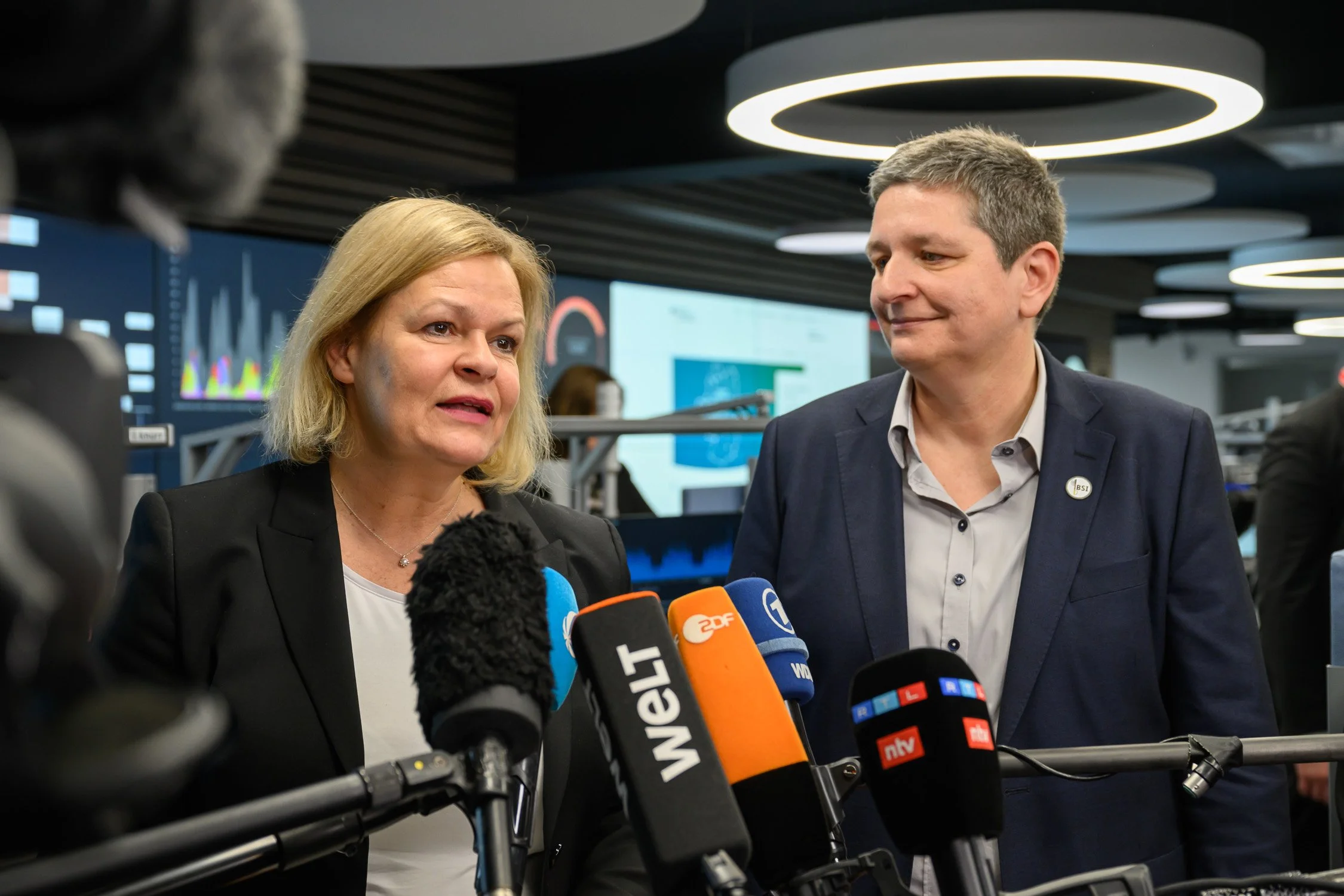 Bundesinnenministerin Nancy Faeser beim Besuch des BSI vor Mikrofonen.