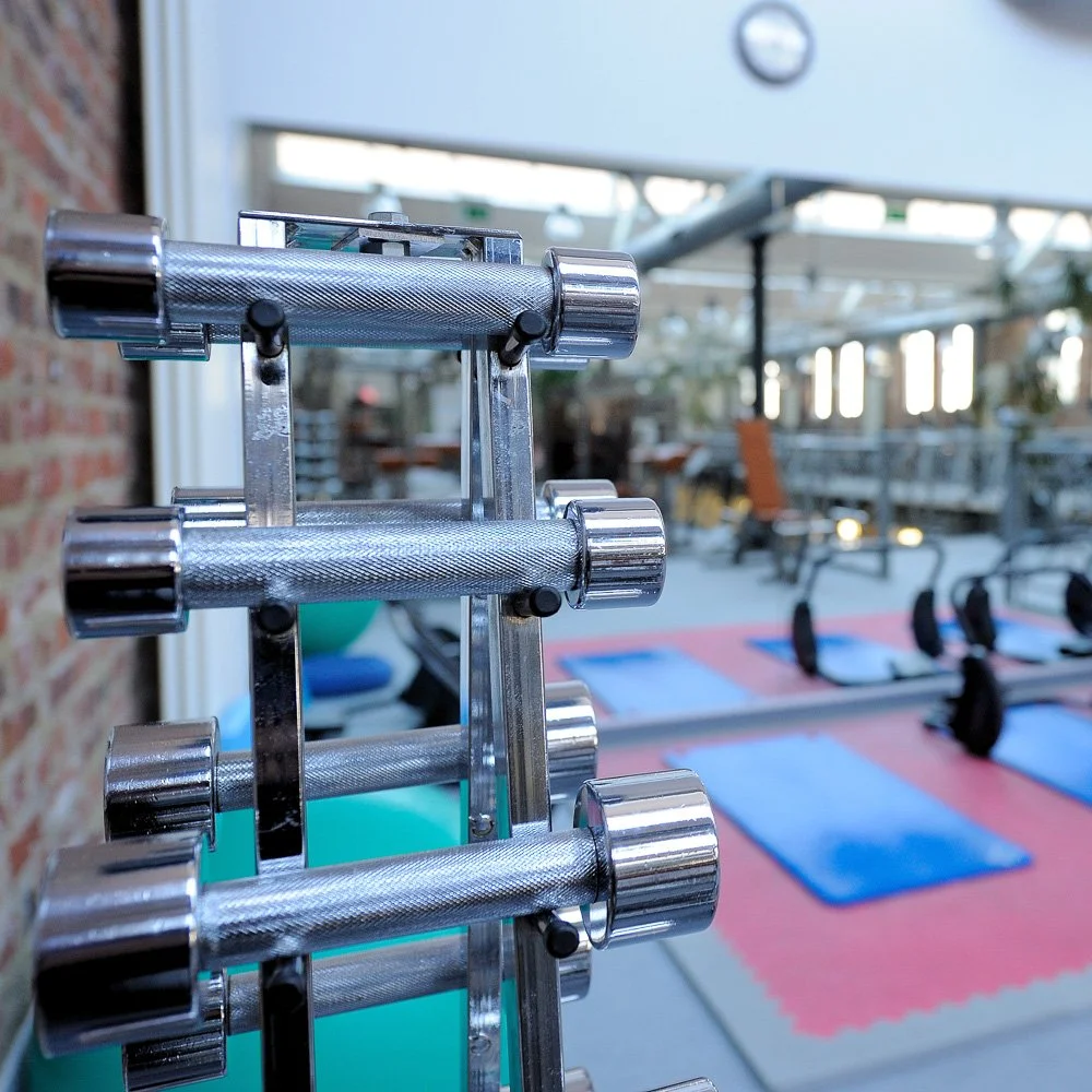 Trainingsfläche eines Fitnessstudios mit Kraftgeräten – Unternehmensreportage in Köln.