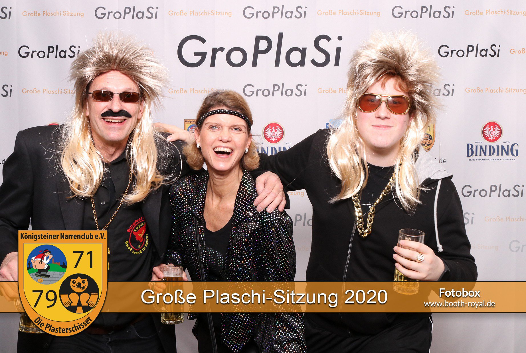 Verkleidetes Paar mit Perücken in der Fotobox auf einer Karnevalssitzung