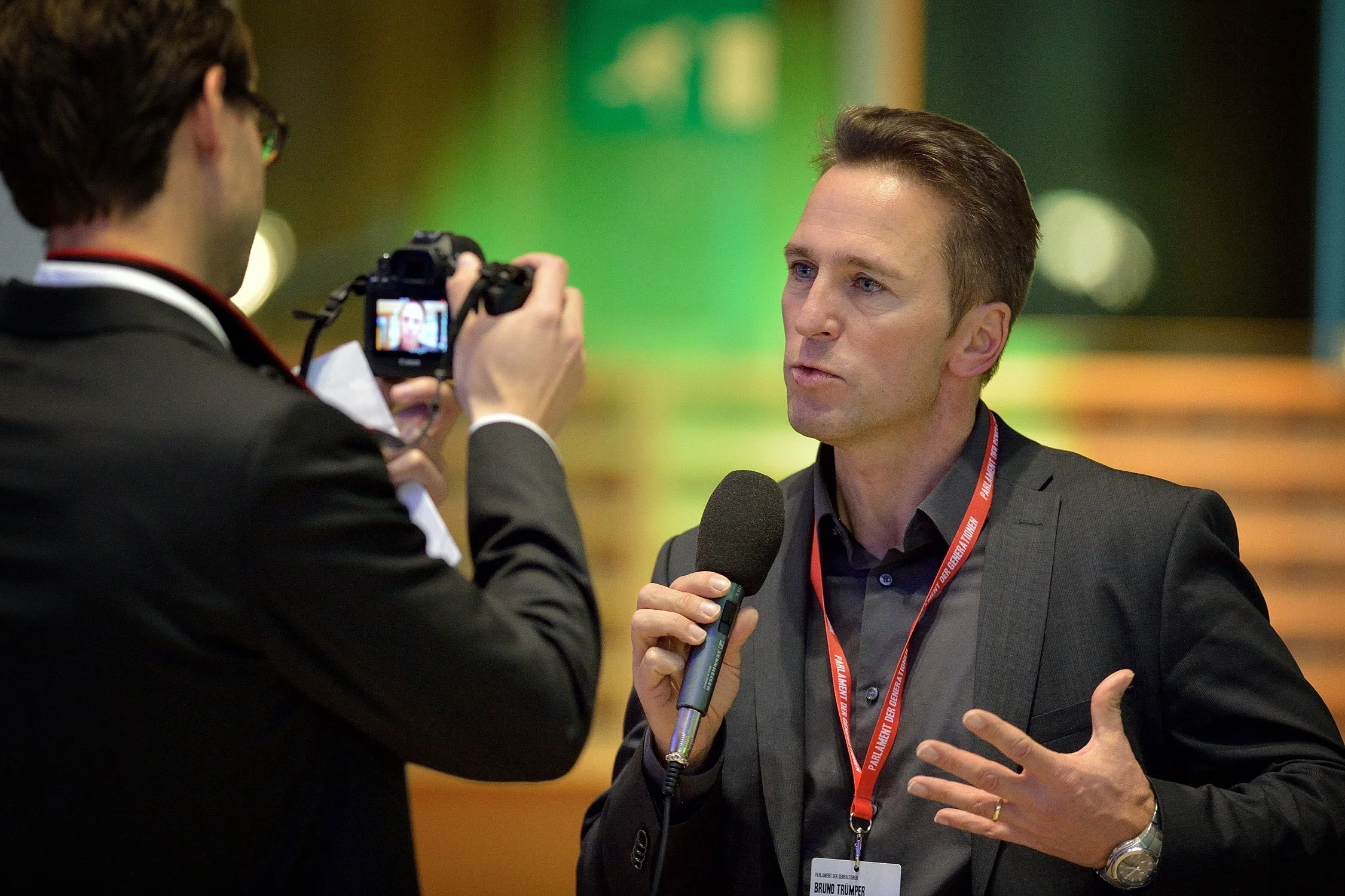 Interviewsituation mit einem Referenten im WCCB Bonn – Tagungsfotografie im World Conference Center Bonn.