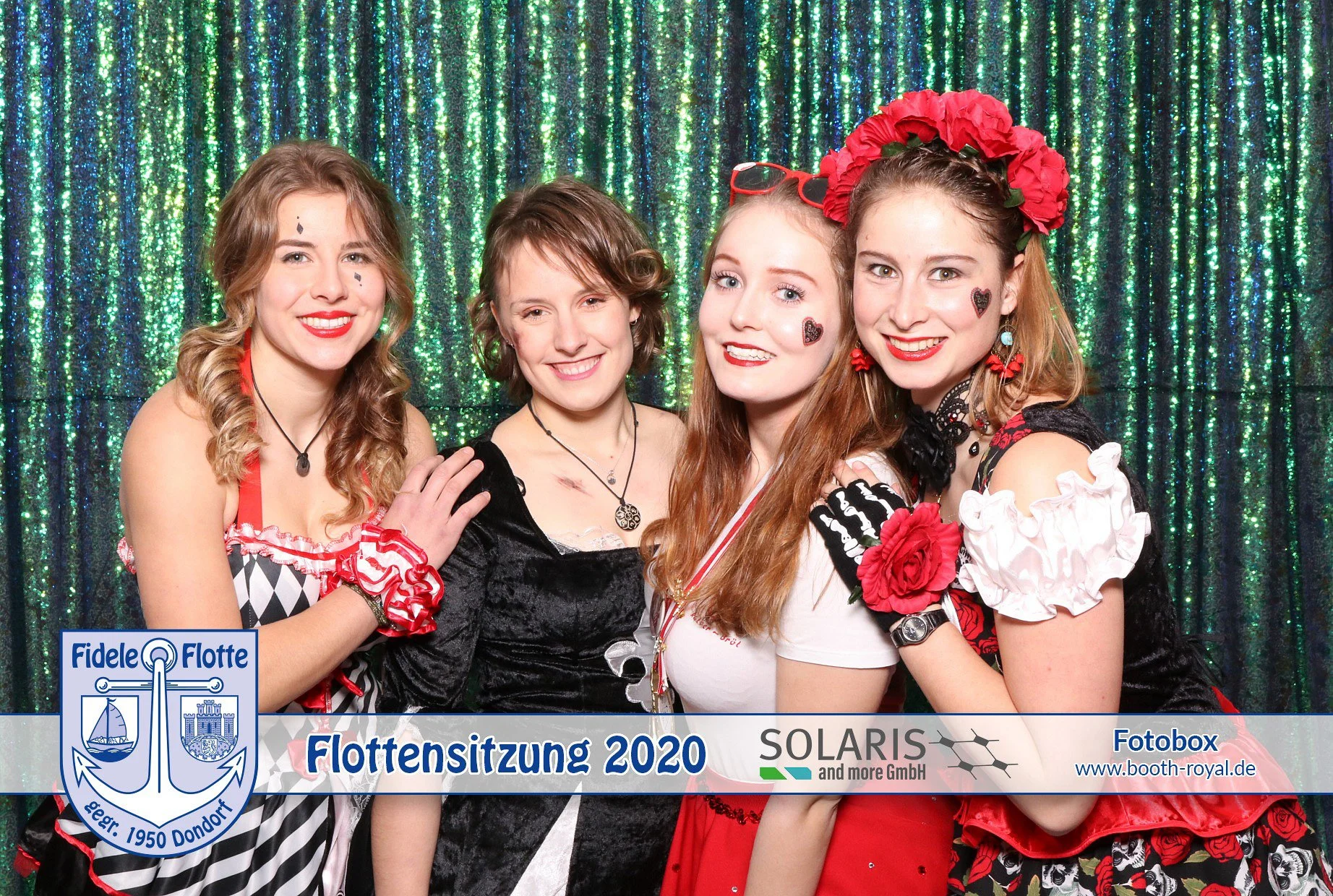 Verkleidete Gruppe vor Pailletten-Hintergrund in der Fotobox auf einer Karnevalssitzung in Köln