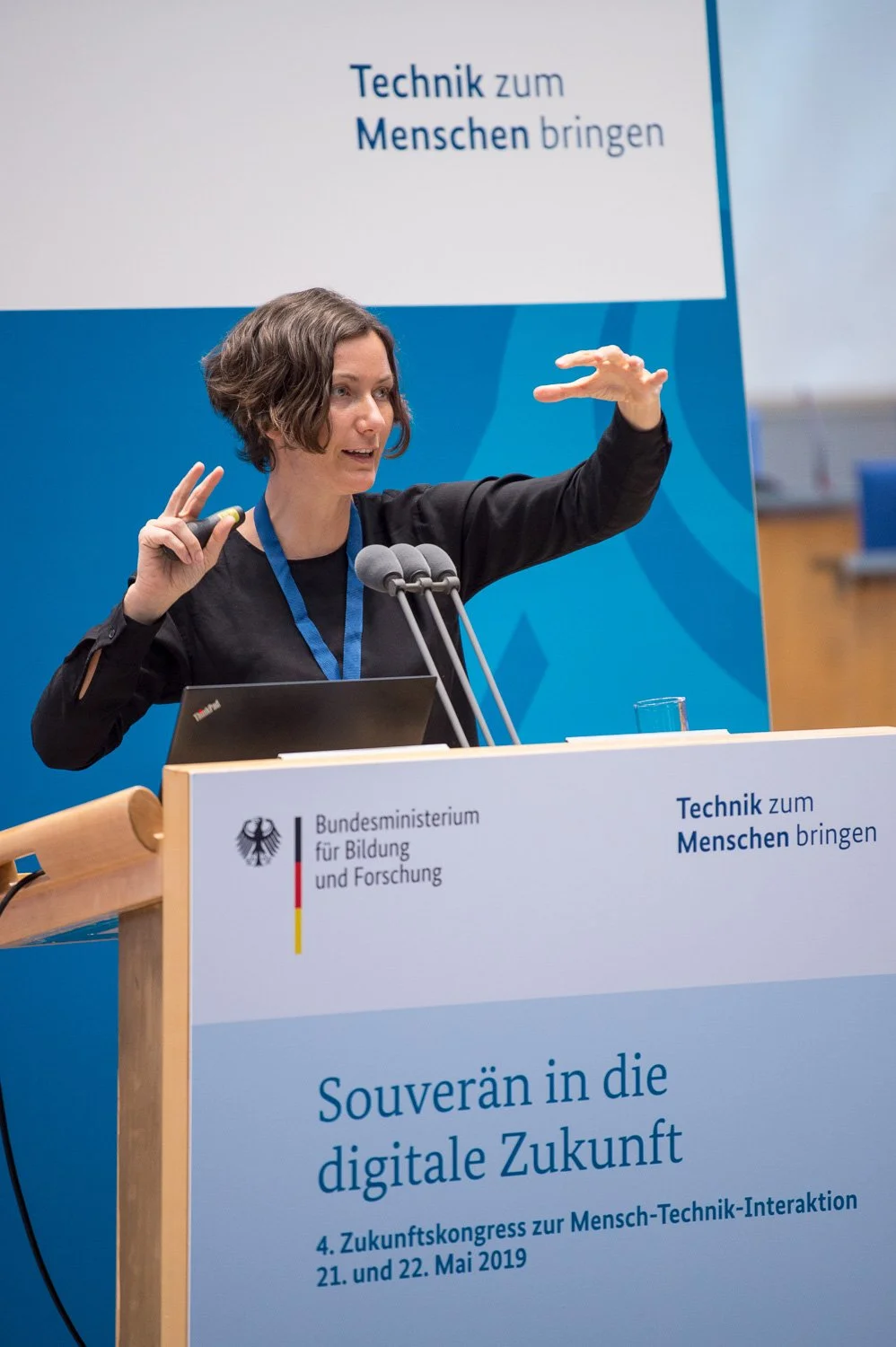 Rednerin am Pult des BMBF-Zukunftskongresses „Souverän in die digitale Zukunft" im WCCB Bonn – Tagungsfotografie in Bonn.