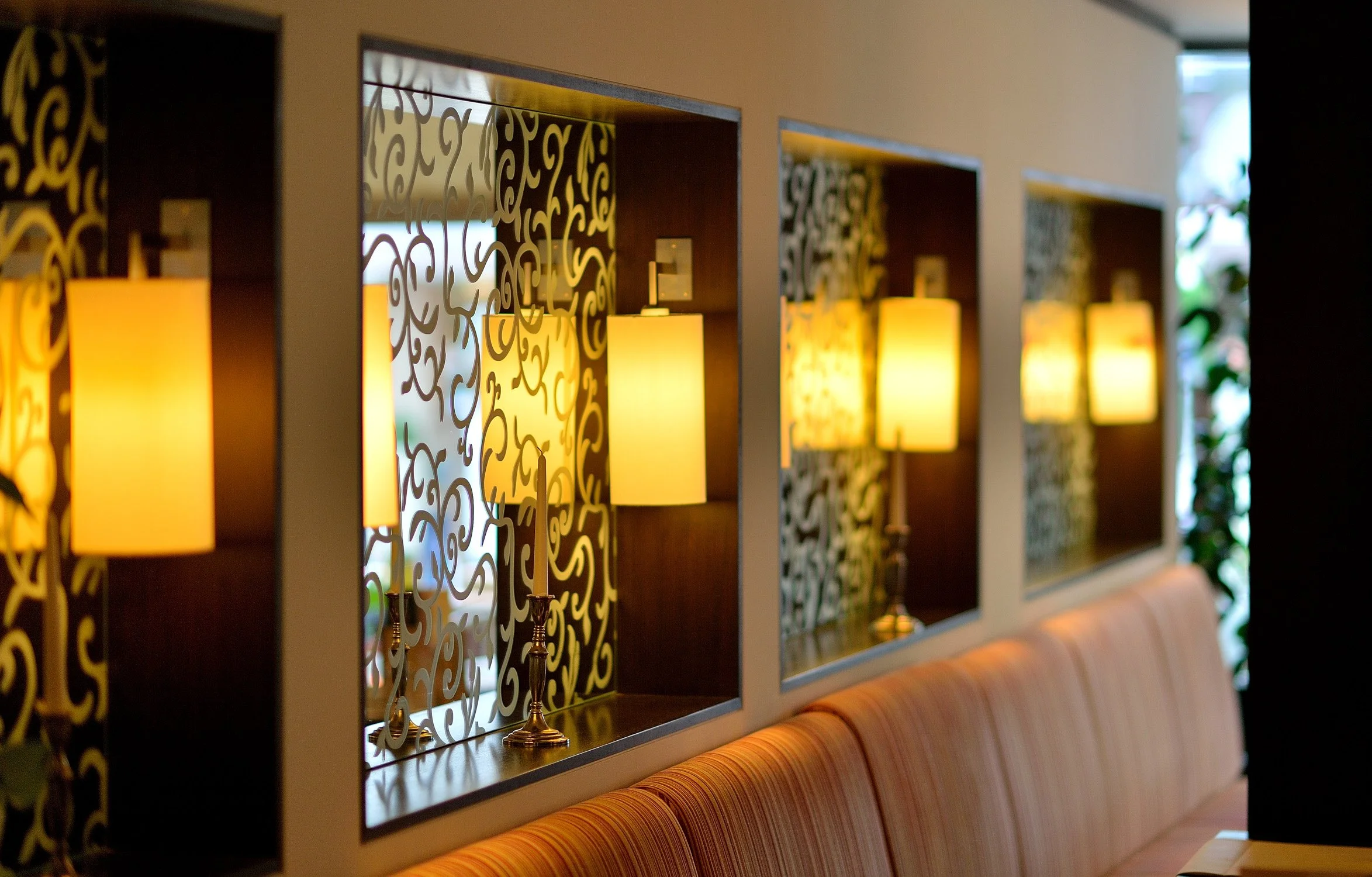 Restaurant-Interieur mit hinterleuchteter Ziermuster-Lichtwand und Sitzbank – Innenarchitektur-Fotografie