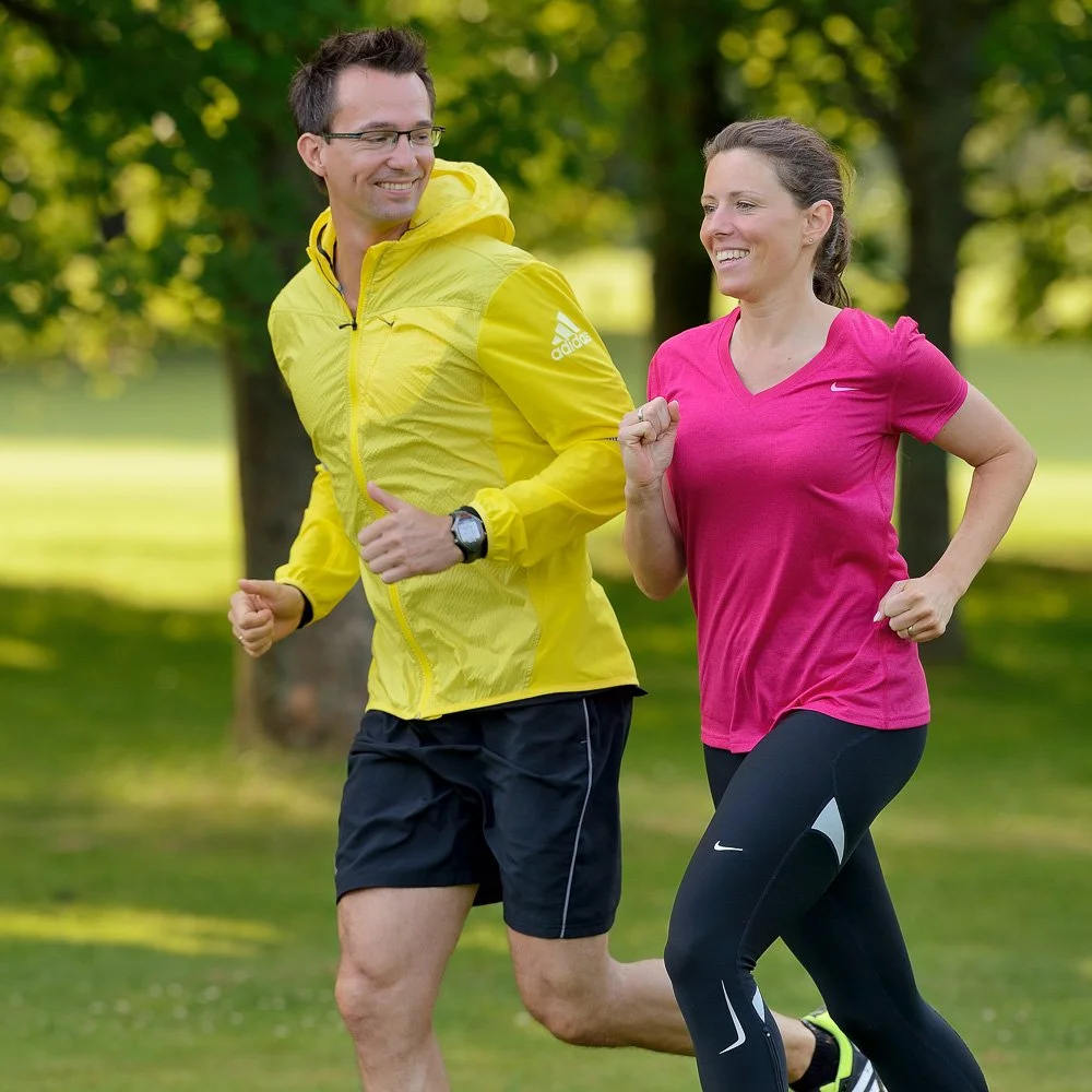 Zwei Sportler beim Lauftraining im Freien – lebendige Businessfotografie in der Region Hennef.