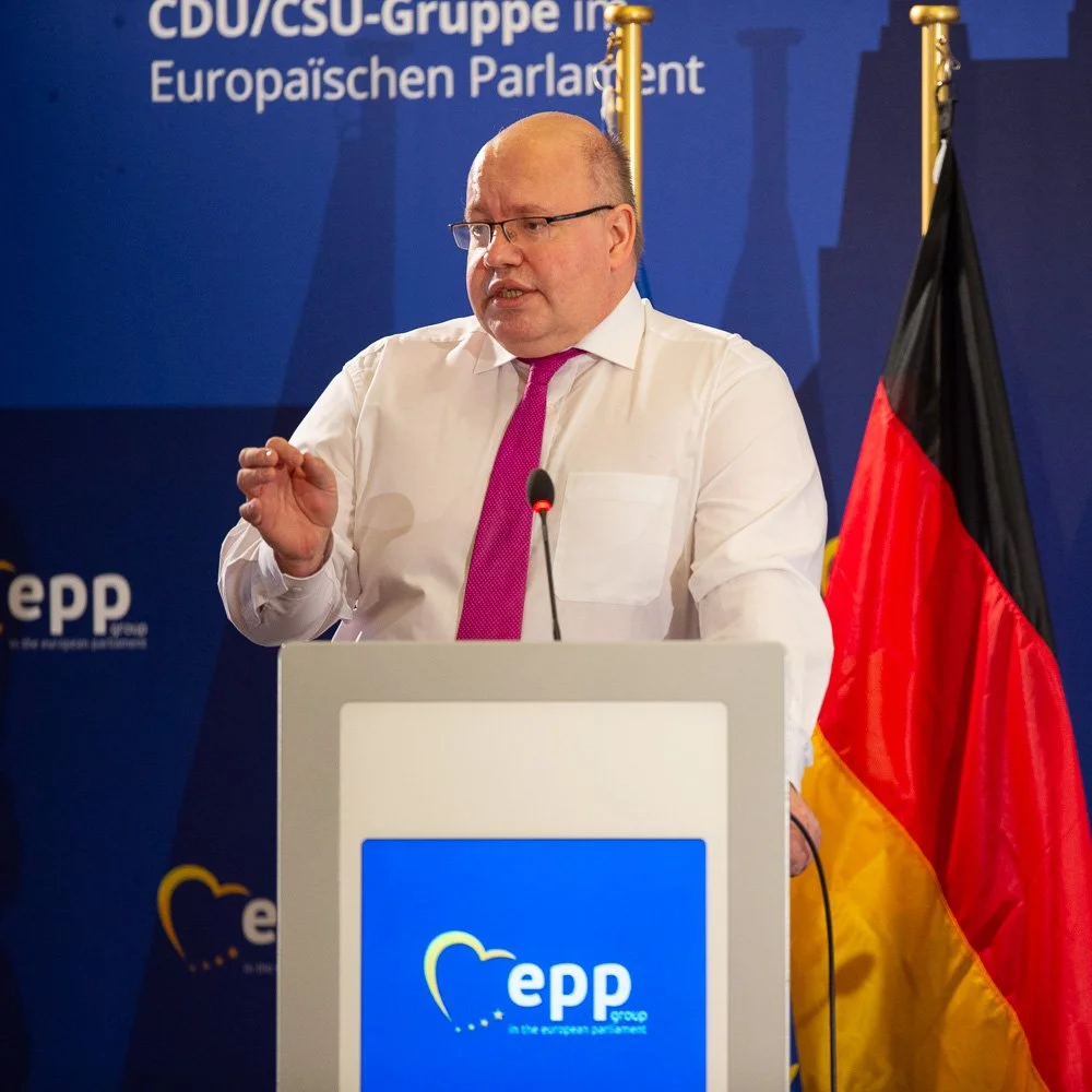 Peter Altmaier bei einer Rede am Rednerpult der EVP im Europäischen Parlament.