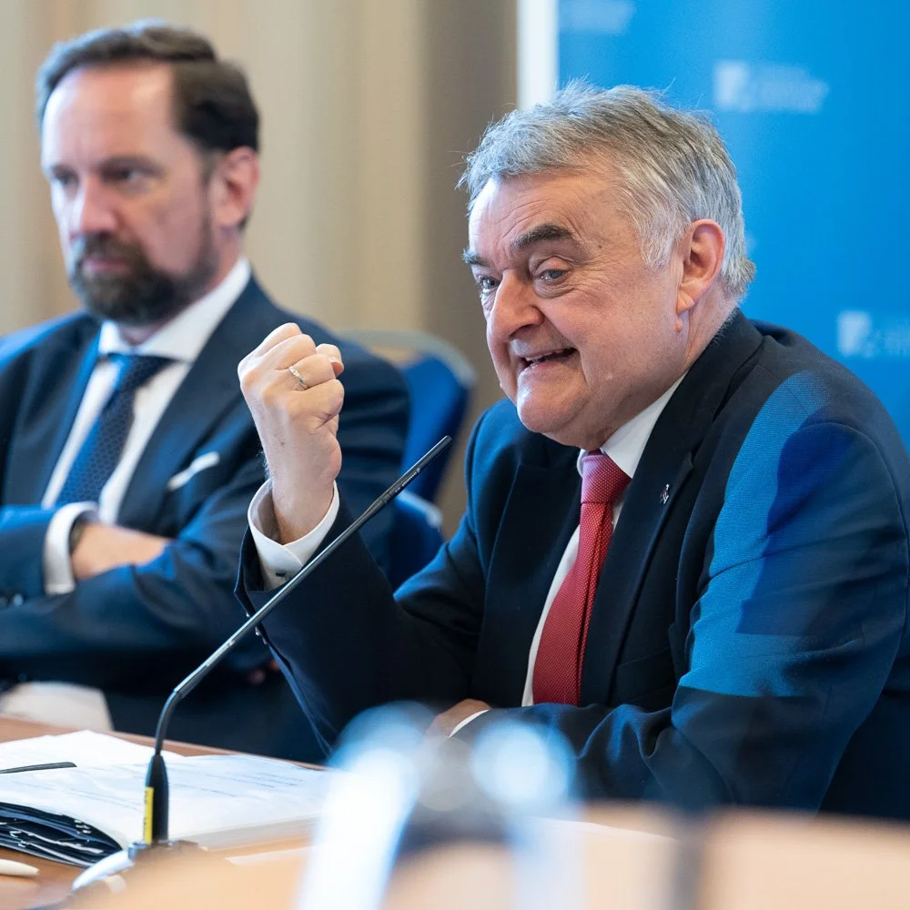 Herbert Reul, Innenminister von Nordrhein-Westfalen, im Gespräch an einem Tisch.