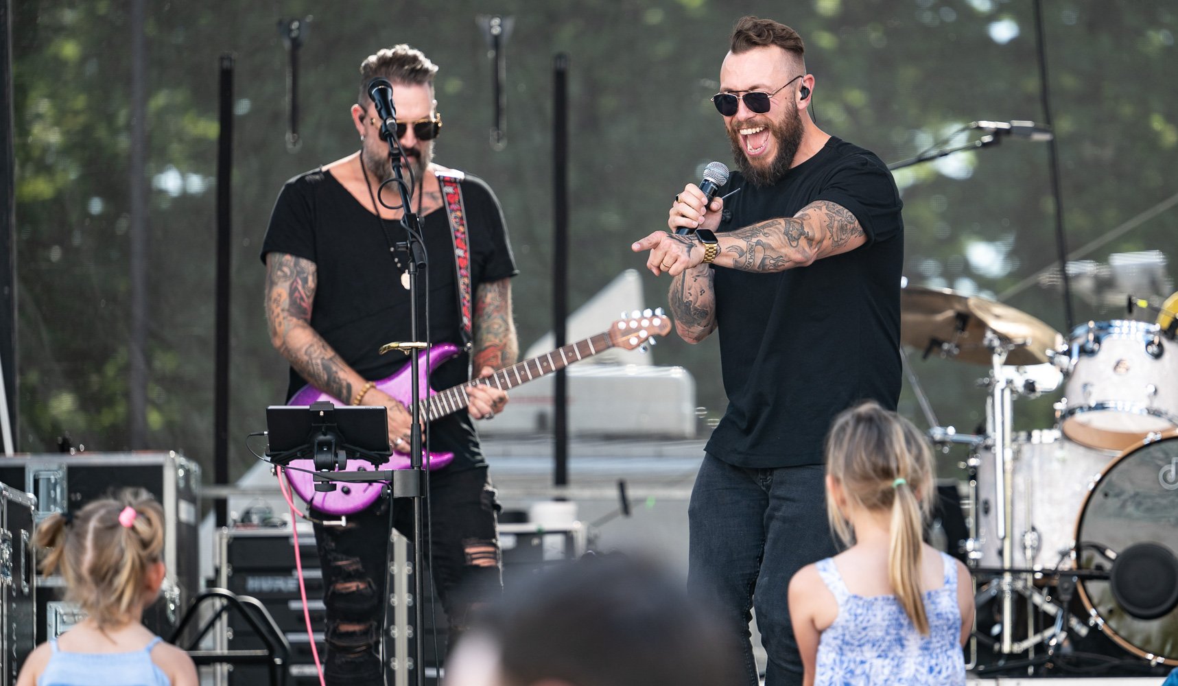 Open-Air-Konzert: zwei Musiker performen auf der Festivalbühne.
