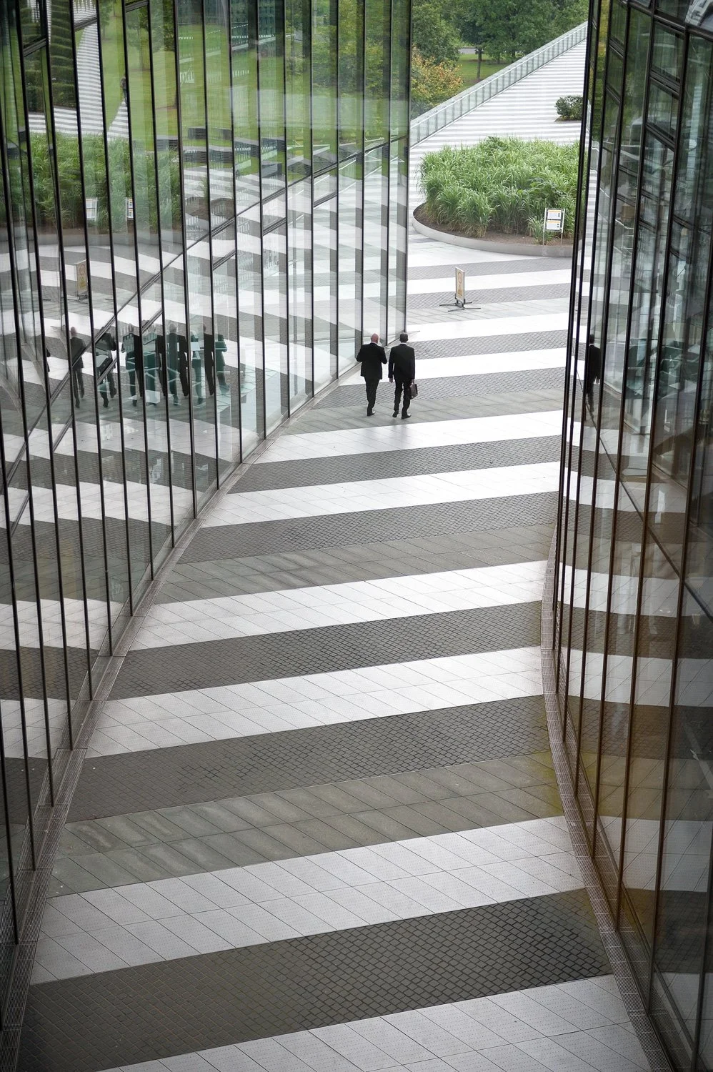 Diagonale Rampe mit Geländern und Licht-Schatten-Spiel – Architekturfotografie mit klarer Linienführung