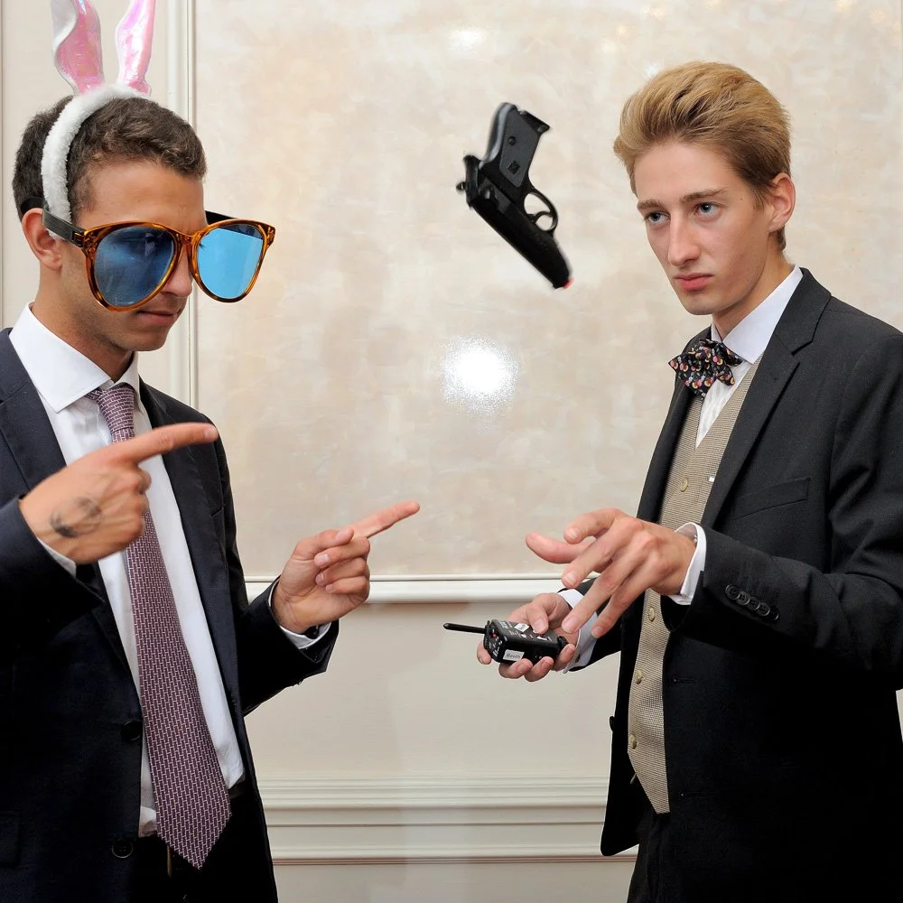 Zwei elegant gekleidete Herren mit Sonnenbrille in der Booth-Royal-Fotobox
