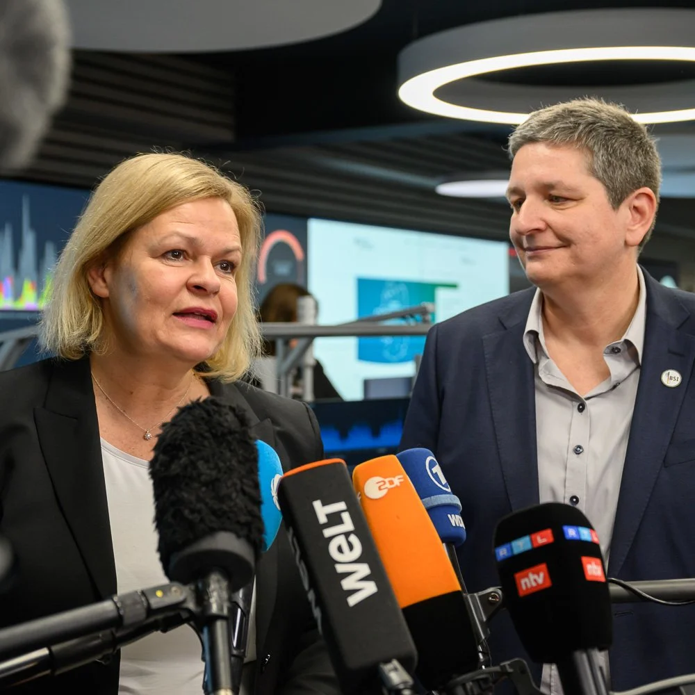 Bundesinnenministerin Nancy Faeser beim Besuch des BSI vor Mikrofonen.