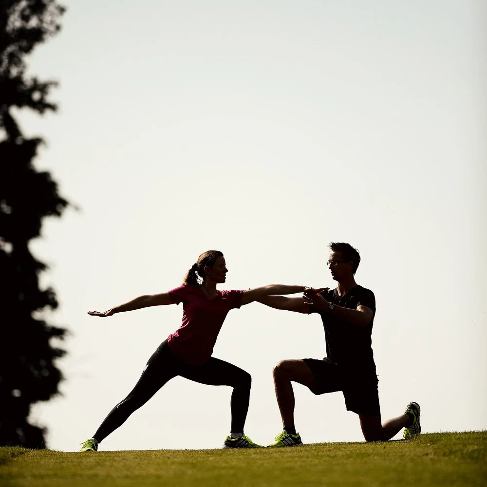 Sportliche Silhouette zweier Menschen im Sonnenuntergang – ausdrucksstarke Businessfotografie.