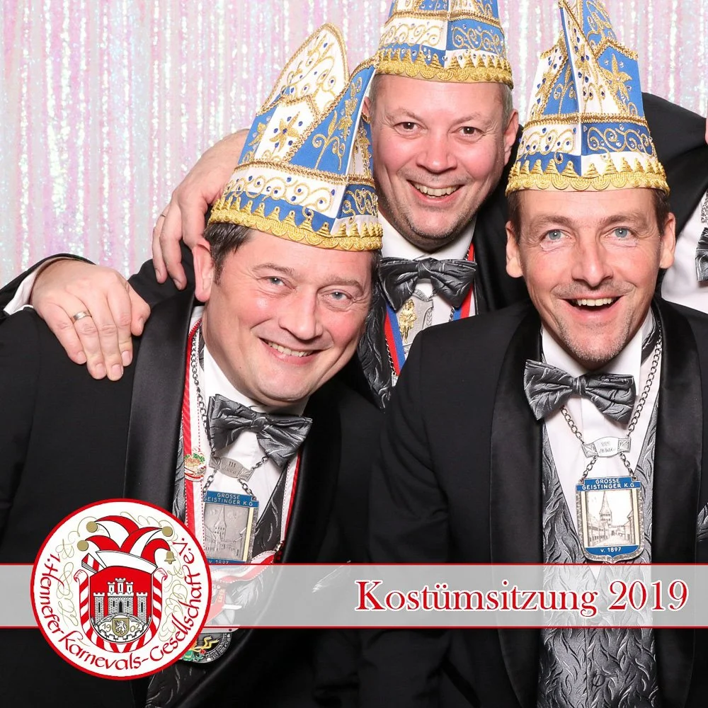 Karnevalsprinzen mit Krone in der Fotobox auf einer Kostümsitzung