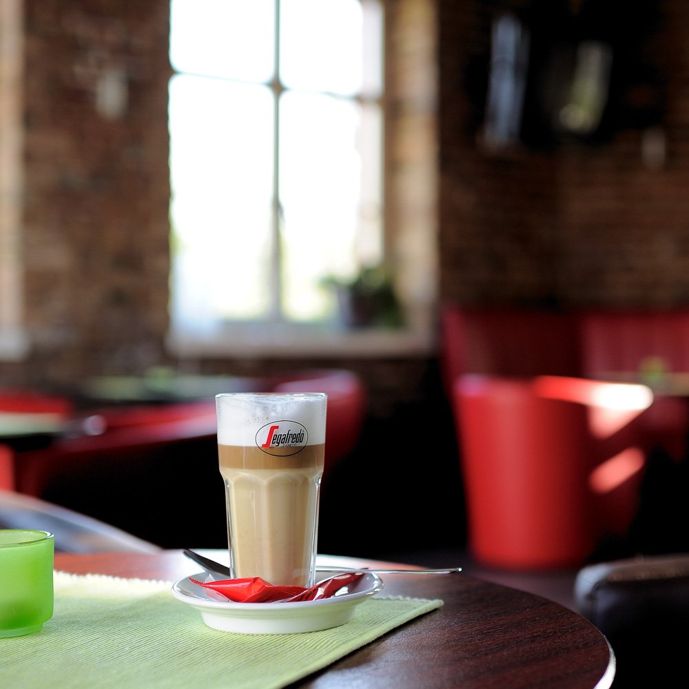 Gemütlicher Café- und Loungebereich mit Latte Macchiato – Unternehmensreportage in Köln und Bonn.