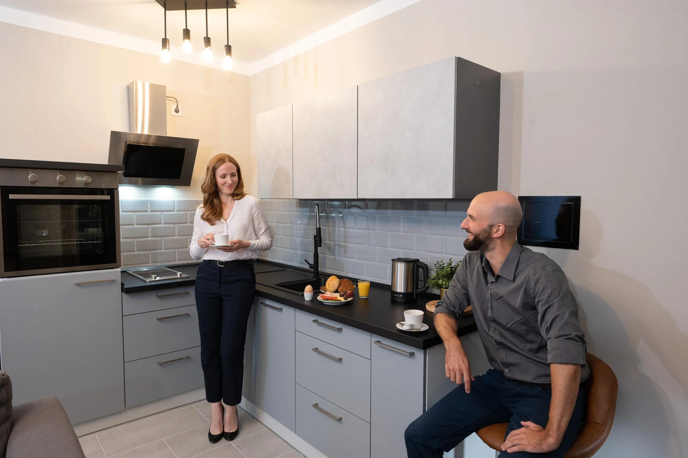 Gäste in der Küche eines Apartments beim Frühstück – Hotelfotografie in Bad Godesberg.