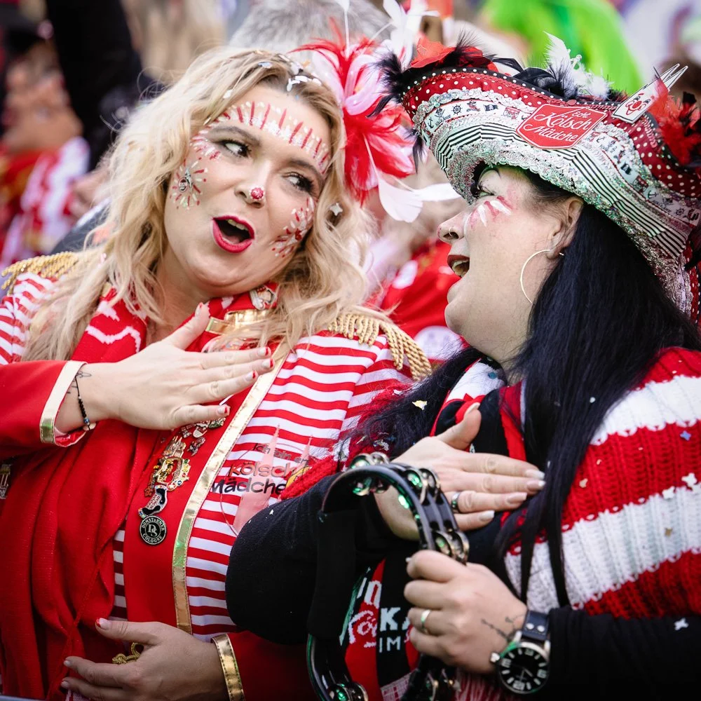 Närrisches Paar feiert ausgelassen beim Straßenkarneval.
