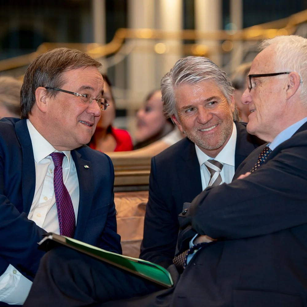 Armin Laschet und Jürgen Rüttgers im Gespräch bei einer politischen Veranstaltung.