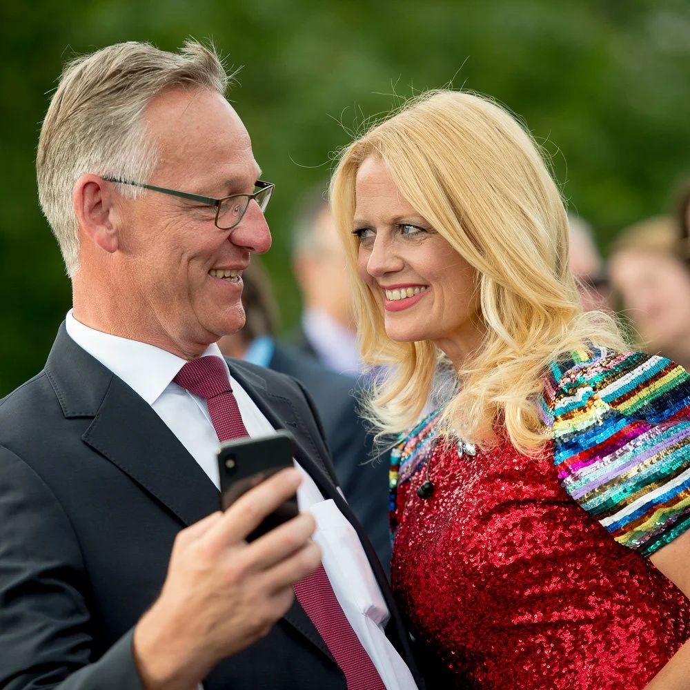 Elegant gekleidete Gäste auf einer abendlichen Firmenfeier