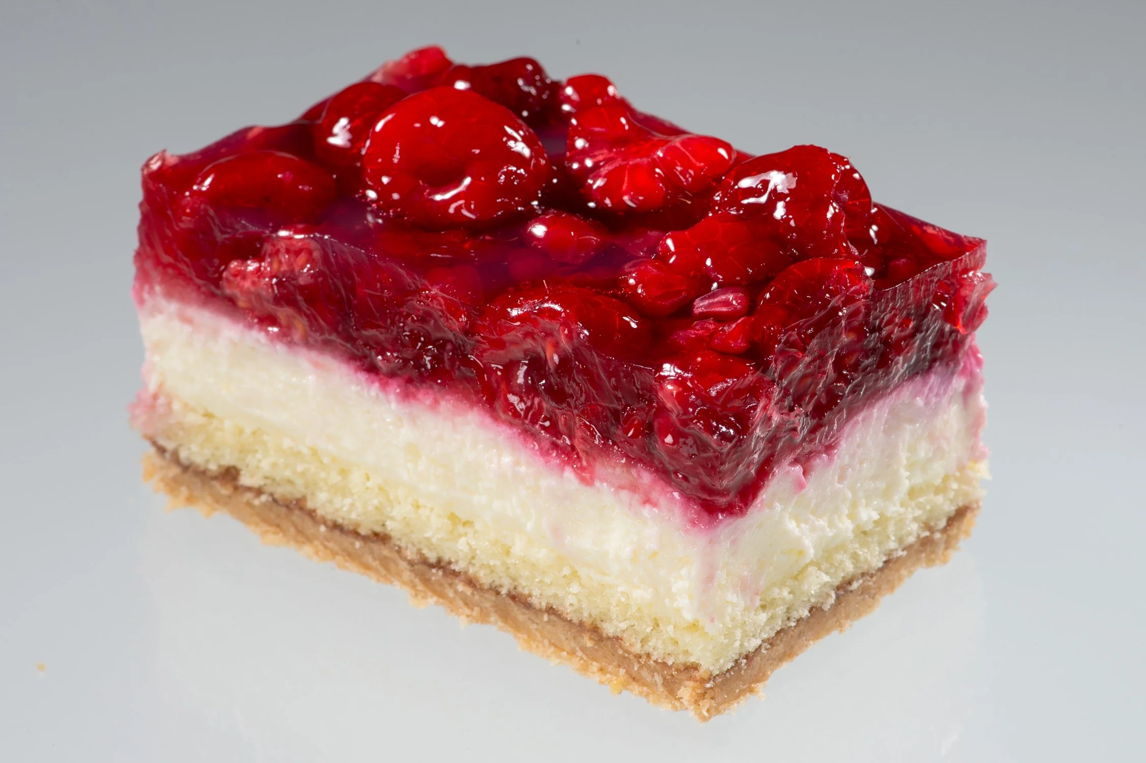 Kirschkuchen-Stück mit heller Cremeschicht, freigestellt – Food-Produktfotografie für eine Konditorei