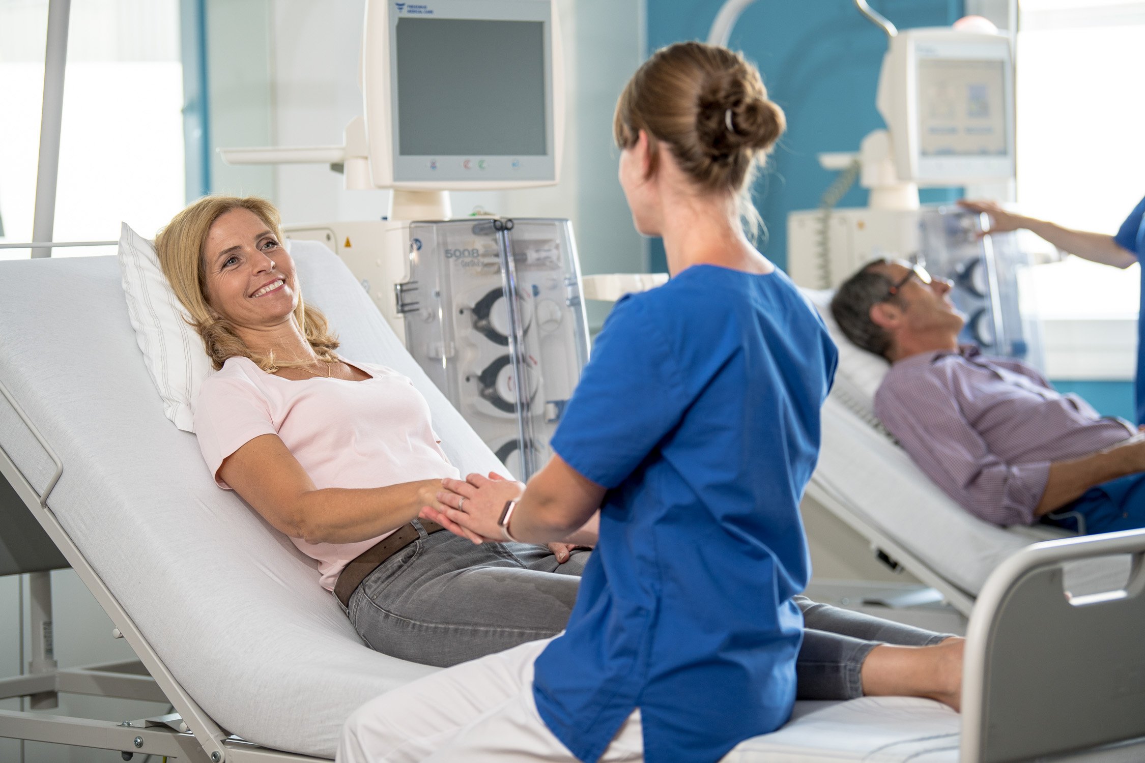 12. Patientenbetreuung durch eine Fachkraft in einer Praxis – Unternehmensportrait im Gesundheitswesen in Köln und Bonn.