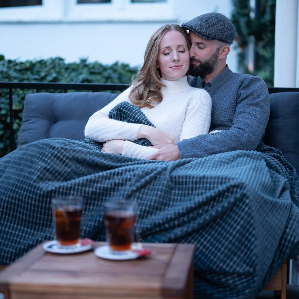 Paar entspannt auf einem Balkon in Abendstimmung – Hotelfotografie in Königswinter.