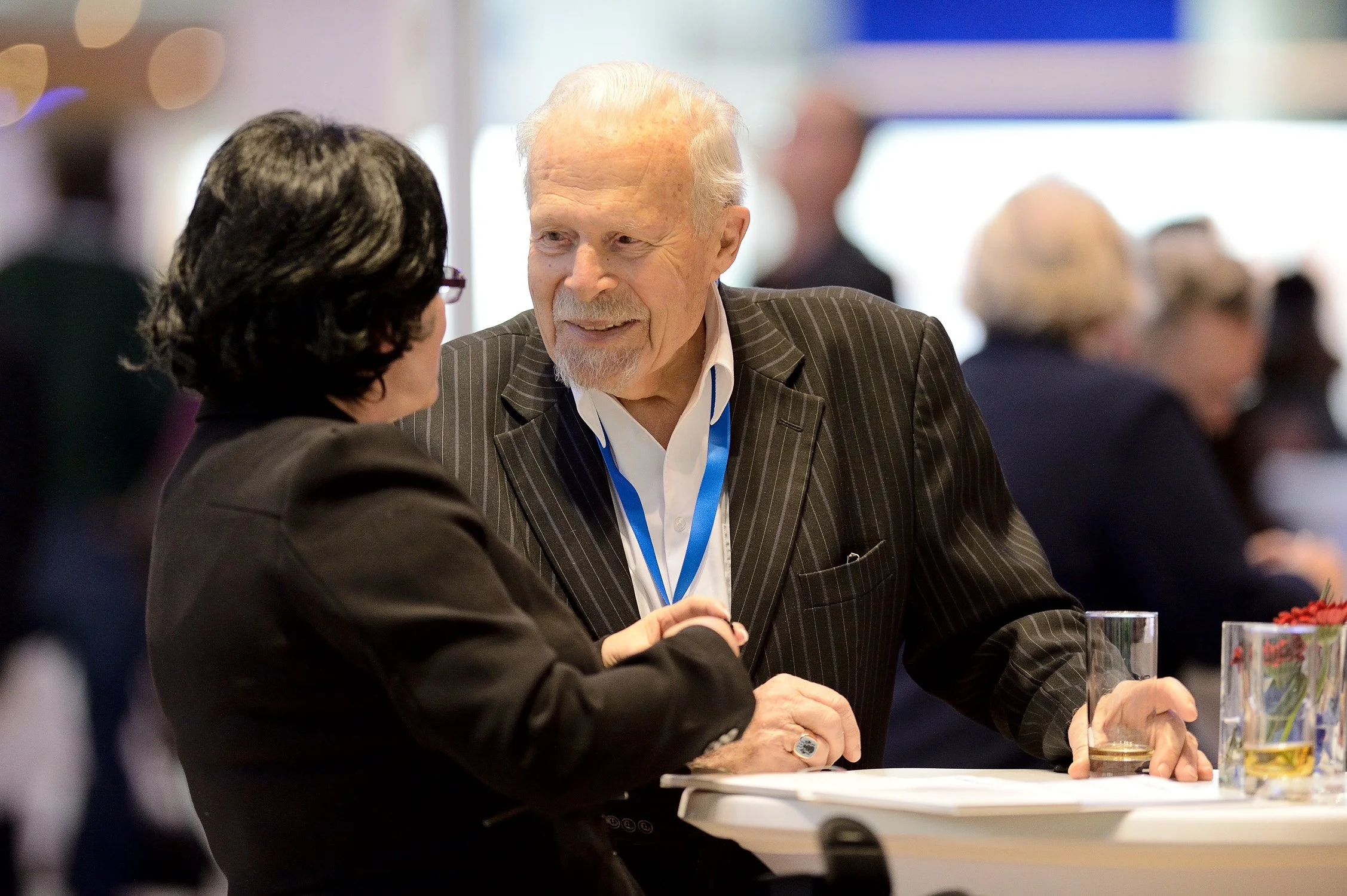 Persönlicher Austausch zweier Gäste beim Get-together im WCCB Bonn – Tagungsfotografie mit Blick für Begegnungen.