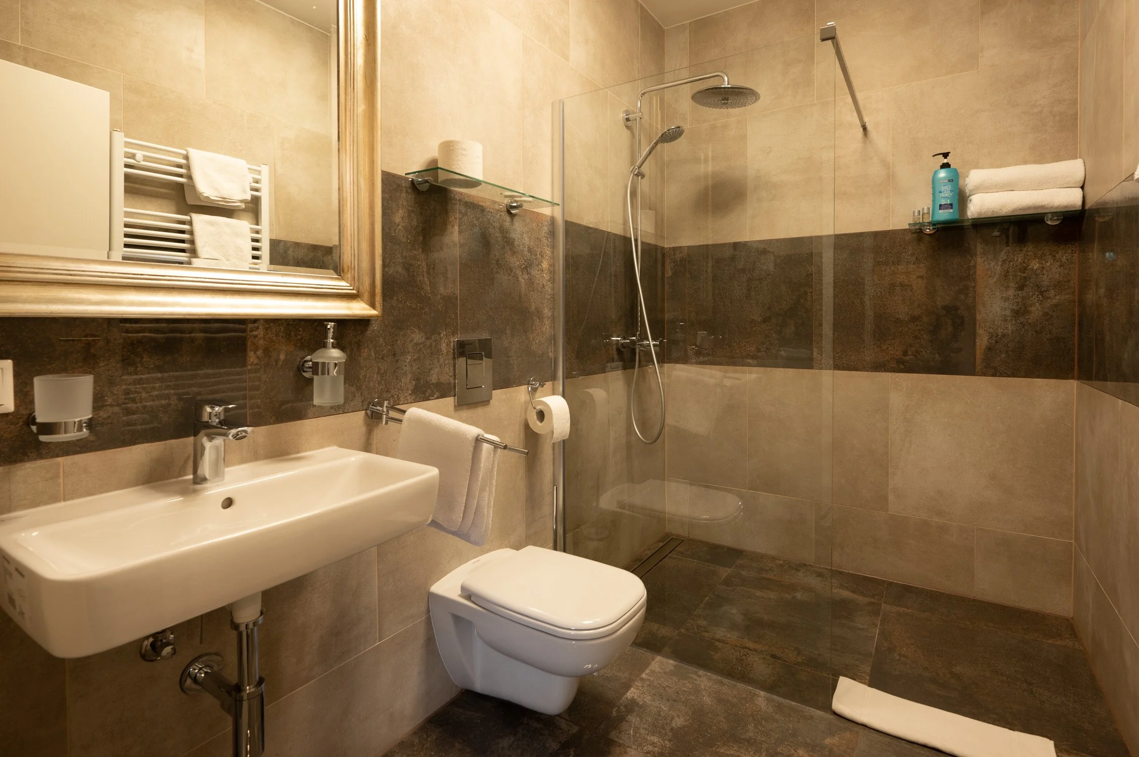 Modernes Badezimmer mit Dusche und Waschbecken – Badezimmer-Fotografie im Hotel in Köln.