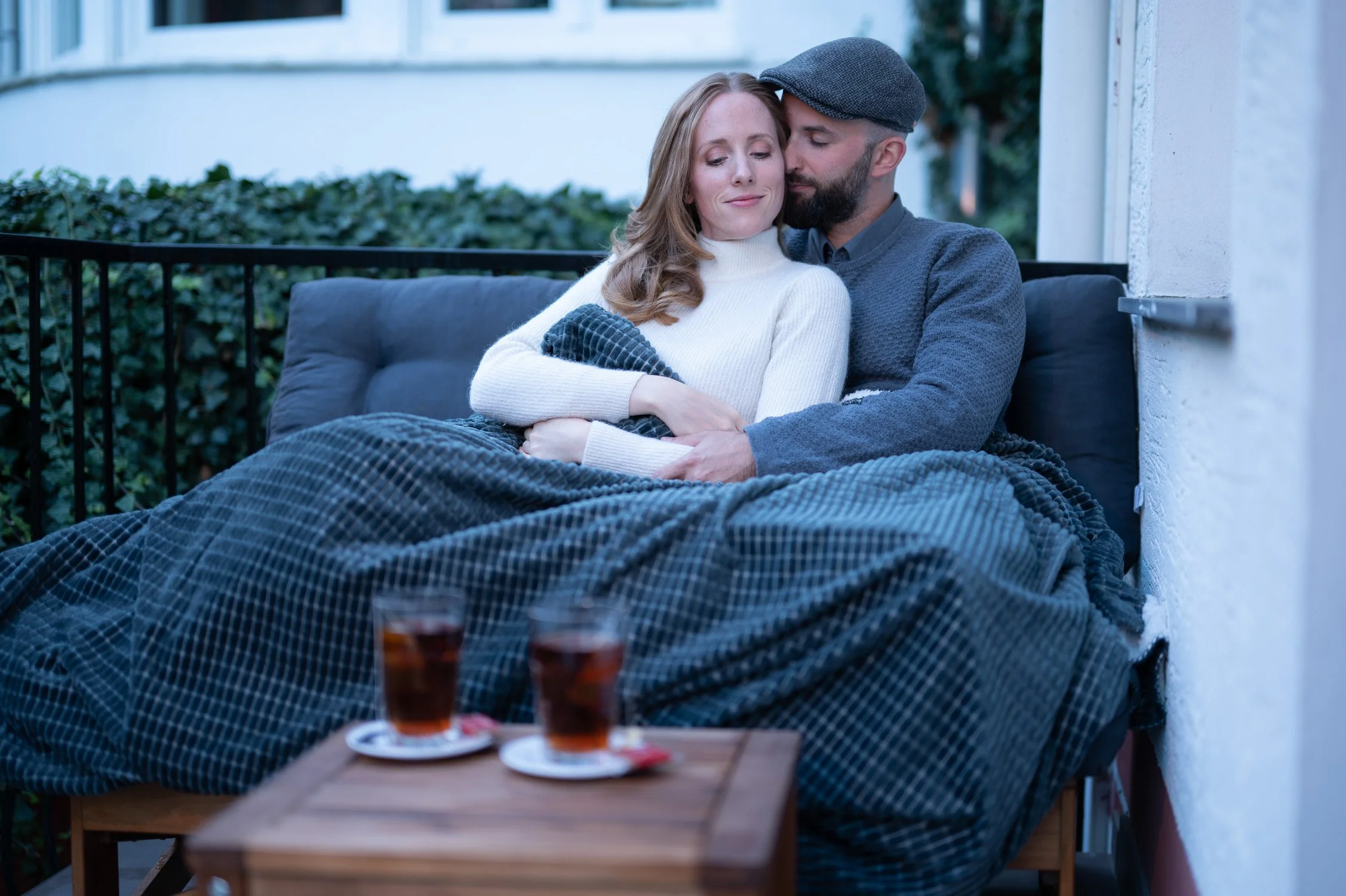 Paar entspannt auf einem Balkon in Abendstimmung – Hotelfotografie in Bonn.