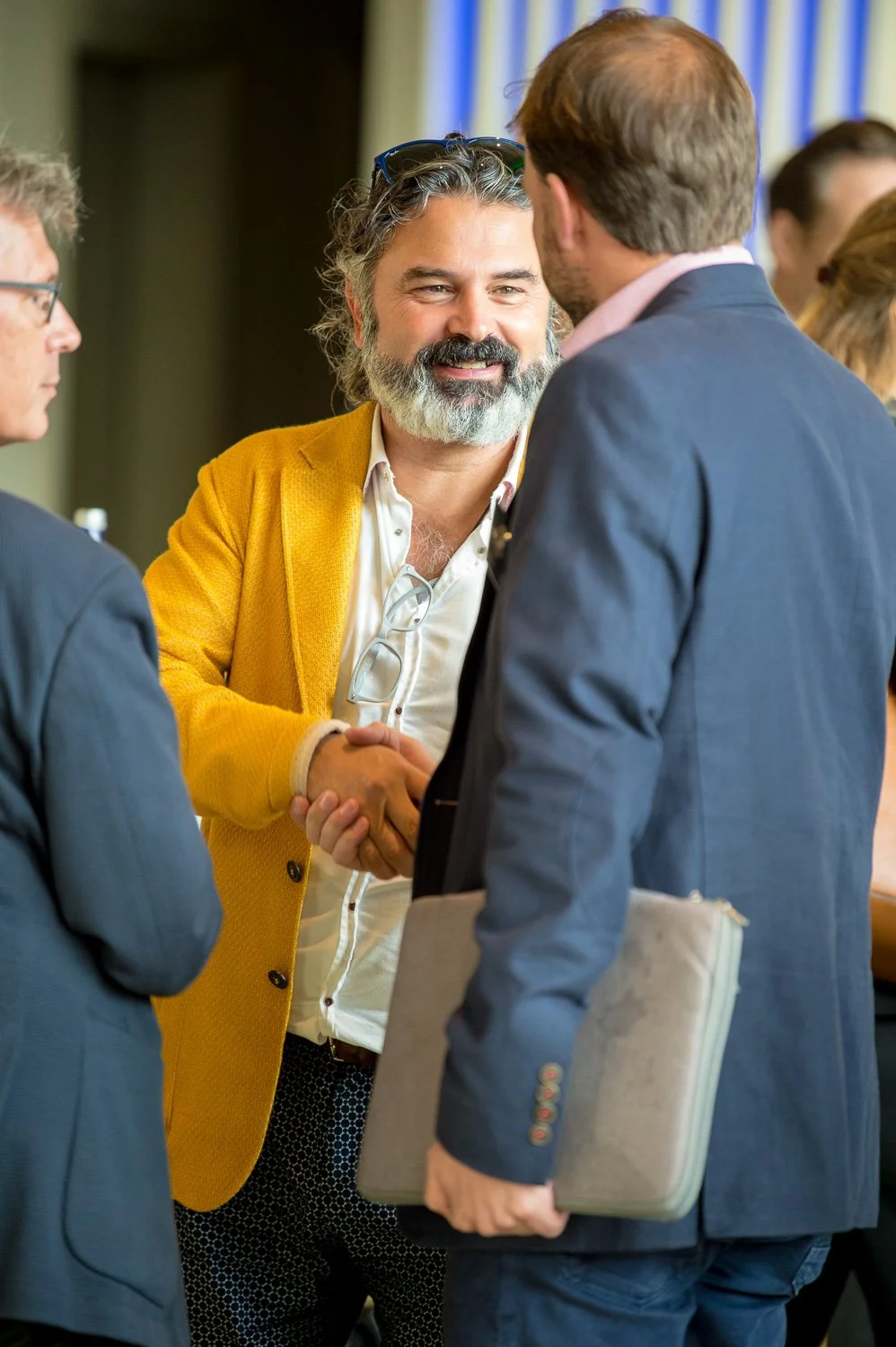 Herzliche Begrüßung per Handschlag beim Netzwerken auf der Klimakonferenz im GOP Bonn – Eventfotografie in Bonn.