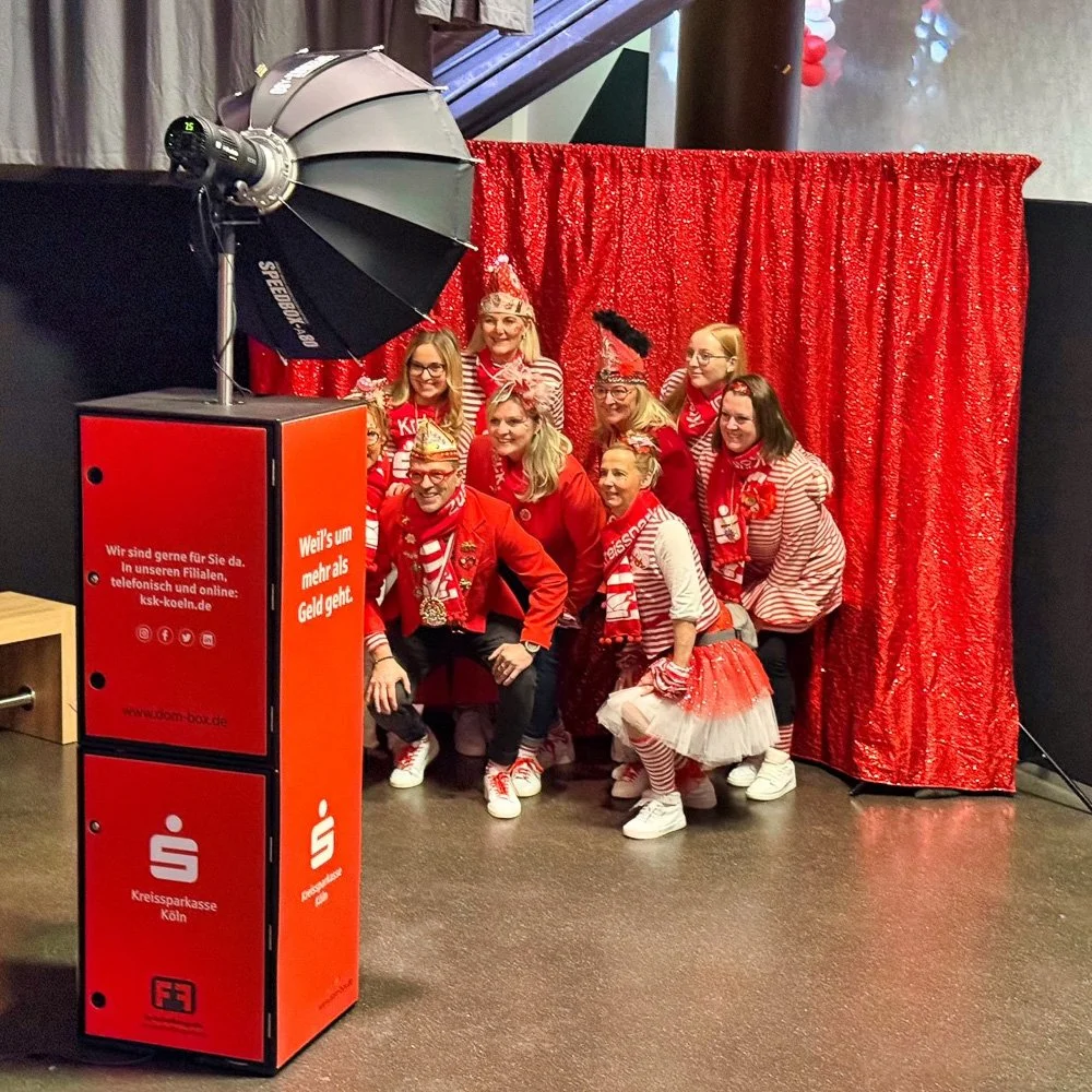 Große Gruppe vor der Fotobox im Querformat für gemeinsame Gruppenbilder in Köln und Bonn