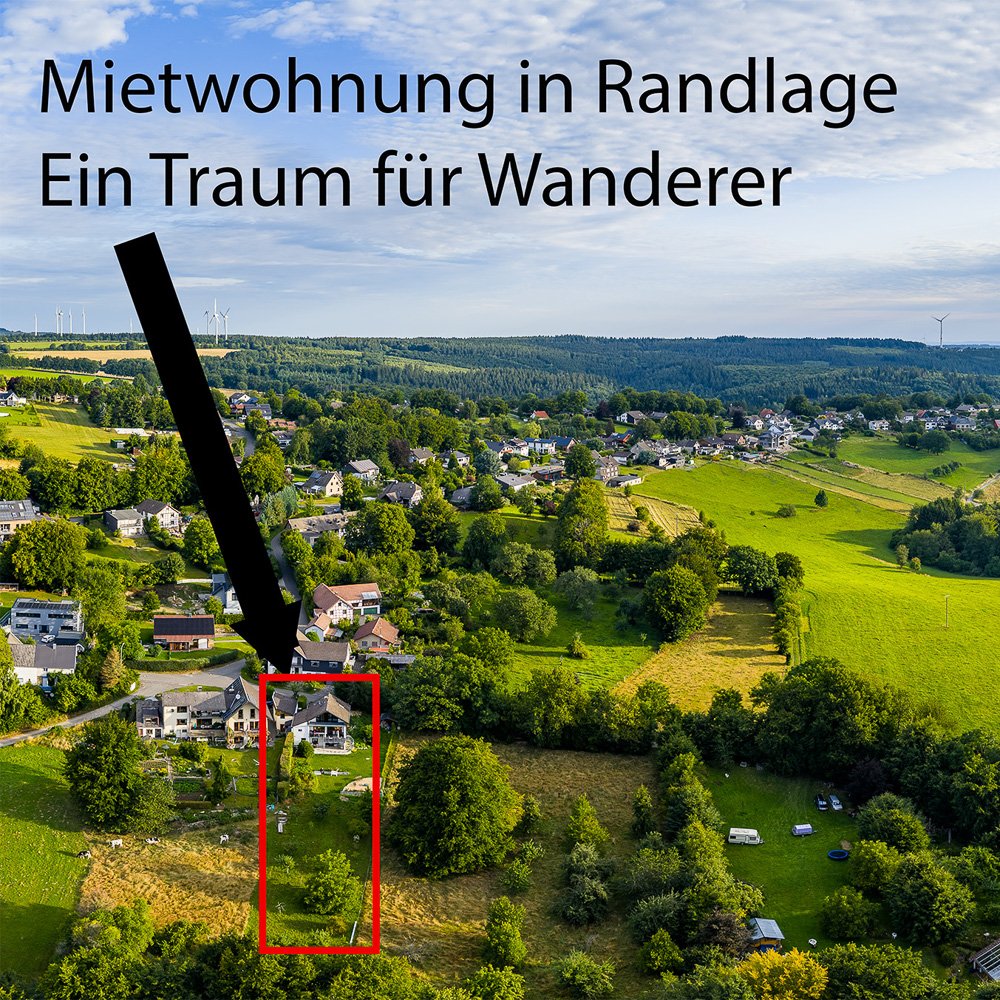 Beschriftetes Drohnen-Luftbild eines Eifeldorfes in Hanglage; ein Wohnhaus in Randlage ist mit Pfeil und rotem Rahmen markiert.