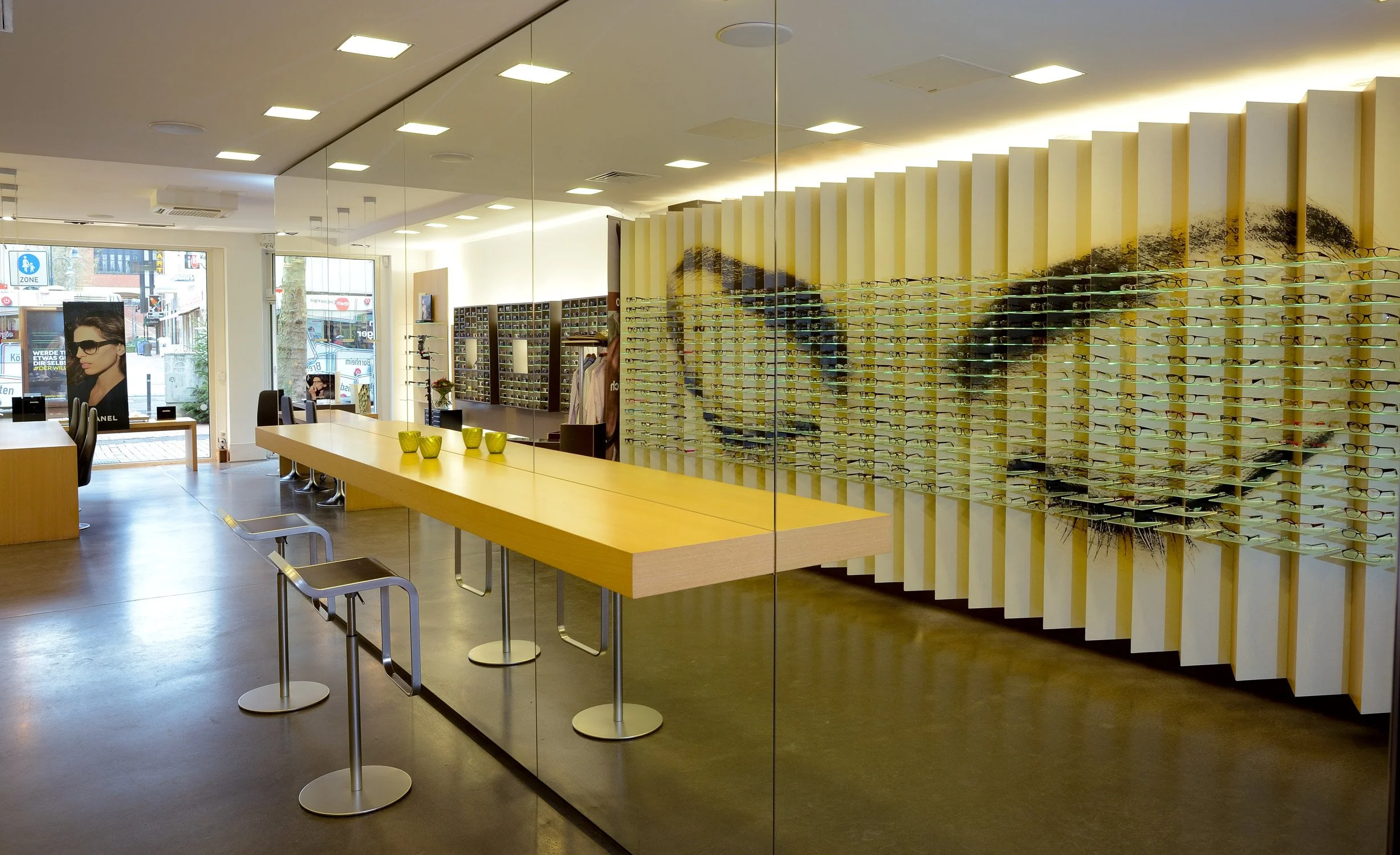Modernes Ladengeschäft eines Optikers – Unternehmensreportage im Einzelhandel in Bonn.