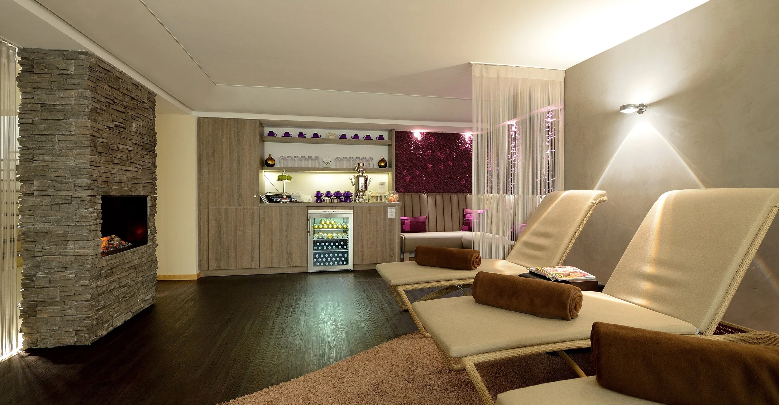 Wellness-Ruheraum mit Liegen, Natursteinwand und warmer Beleuchtung – Hotel- und Innenarchitektur-Fotografie in Bonn