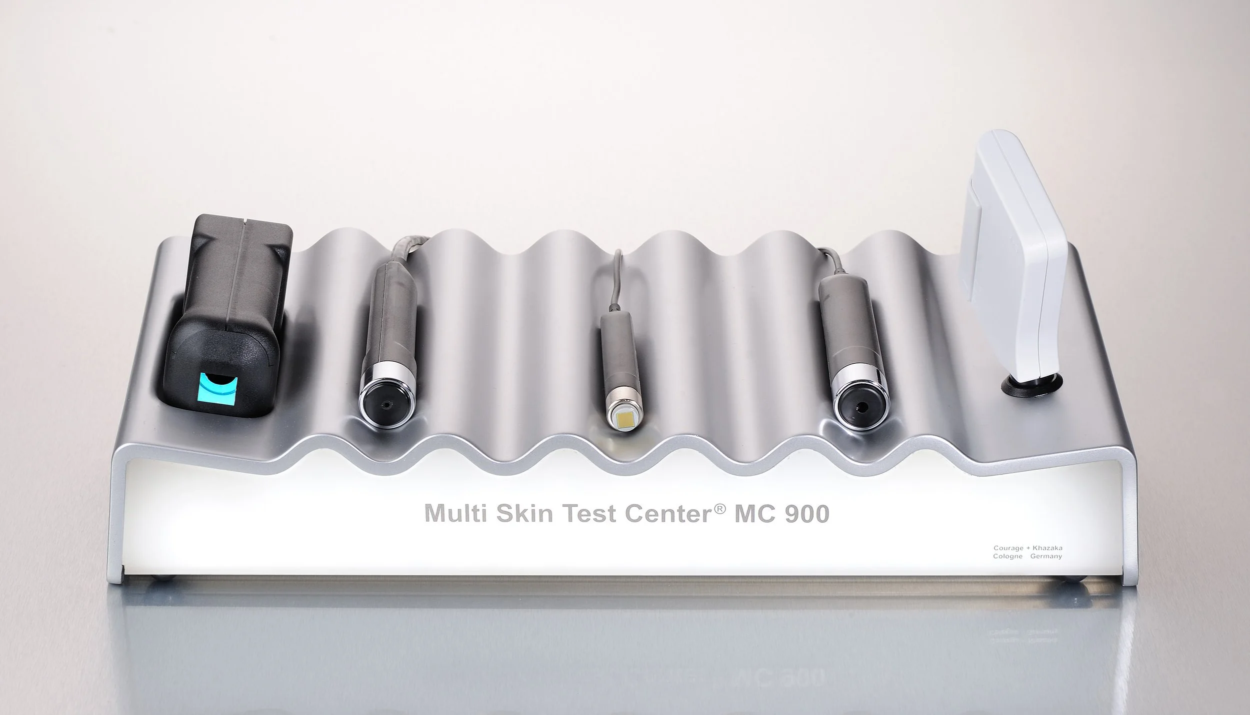 Multi-Skin-Test-Gerät mit Messsonden auf einem Ständer – Produktfotografie eines Kosmetikgeräts (Köln/Bonn)