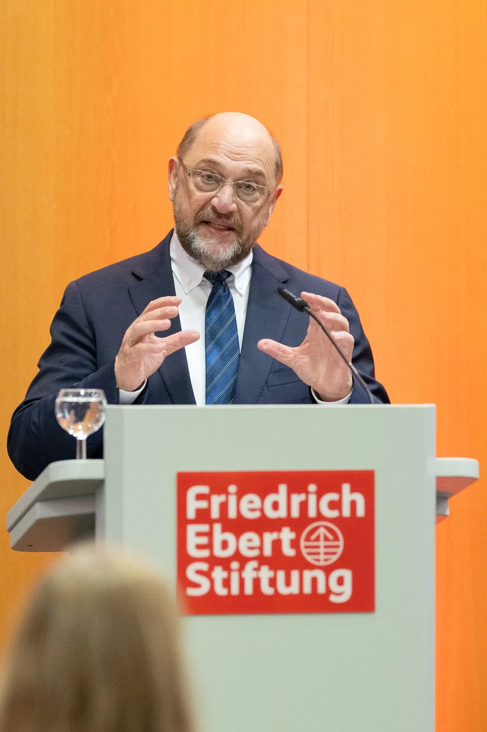 Martin Schulz während eines Vortrags am Pult der Friedrich-Ebert-Stiftung in Bonn – Vortrags- und Tagungsfotografie in Bonn.